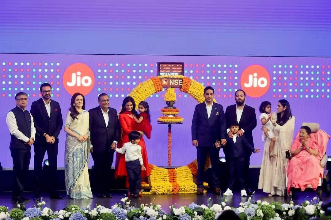 * हर एक मिनट में 11 लाख रुपये कमाने वाले के आँखों में आँसू जानते हैं क्यों थे ? क्यूँकि उनके पिता का सपना, उनके अपने बच्चे पूरा कर रहे थे। वो भी मुकेश अंबानी की माँ कोकिलाबेन के समक्ष। इस थ्योरी को समझने के लिए कइयों को अपने बंद दिमाग़, ग़लत कर्म और सोच समझ को आसमान के पार ले जाना पड़ेगा।
मुकेश अंबानी, जिसके पास अकूत संपत्ति है, वो सिर्फ़ इसलिए रो पड़े कि उनके बच्चों ने अपने दादाजी का सम्मान किया। दादी का आशीर्वाद लिया। मंच से पिता के संघर्ष को सलाम किया। और परिवार की एकजुटता का गुणगान किया।
जब अनंत ने ईशा, आकाश और खुद को "तीन शरीर, एक आत्मा" बताते हुए कहा कि उनका एकमात्र संकल्प परिवार के सपनों को पूरा करना है। उन्होंने दादा के सपनों, दादी के आशीर्वाद, पिता के मार्गदर्शन और मां के संस्कारों को अपनी सफलता की नींव बताया ।
तो सामने बैठा बाप इमोशन रोक नहीं पाया।
जब बहन ईशा ने कहा कि 13 साल के JIO के सफ़र में भाई आकाश किसी भी रोज़ आधी रात से पहले घर नहीं लौटा तो पिता का सीना गर्व से चौड़ा हुआ और फिर emotion बाहर आ गए।
जब आकाश ने कहा कि माँ के सिखाए संस्कारों से दिन रात मेहनत करने की हिम्मत मिली तो सामने बैठे पापा भरभराकर तो पड़े।
तो पैसा कमाइए, पर संस्कार और परिवार की पूंजी के साथ वरना सहारा श्री भी पैसा खूब कमायें और आज नामलेवा कोई नहीं है।
ईश्वर अंबानी परिवार को खूब तरक्की दे !
आपके घर में ऐसा कौन सा पल था जब पापा भावुक हो गए थे? Comment में बताइए, और ये कहानी अपने परिवार के group में भेजिए।