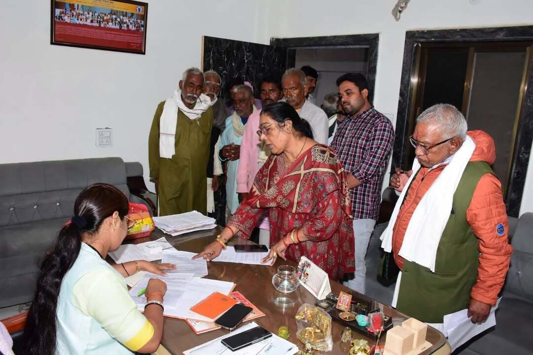 राज्यमंत्री ने सुनी आमजनों की समस्यायें
----
सतना 30 अक्टूबर 2026/नगरीय विकास एवं आवास राज्यमंत्री श्रीमती Pratima Bagri ने शुक्रवार को विधानसभा क्षेत्र कार्यालय सतना में आयोजित जनता दरबार में जिले की आम जनता एवं अन्य गणमान्य नागरिक द्वारा प्रस्तुत की गई समस्याओं से रूबरू हुईं।
राज्यमंत्री श्रीमती बागरी द्वारा समस्याओं का निराकरण विभिन्न विभाग से आये अधिकारियों द्वारा कराया गया और जिन समस्याओं का निराकरण शासन स्तर पर किया जाना है। उसके लिये प्रतिवेदन तैयार करने के निर्देश दिये गए।
CM Madhya Pradesh
Dr Mohan Yadav
#JansamparkMP