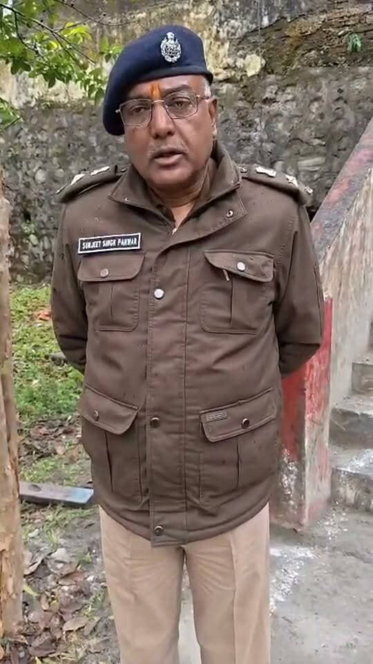 बद्रीनाथ से यात्रियों को लेकर लौट रहे हेलीकॉप्टर में पायलट दिल्ली का था जबकि यात्री कर्नाटक के बताए जा रहे हैं एसपी चमोली ने बताई यह बात