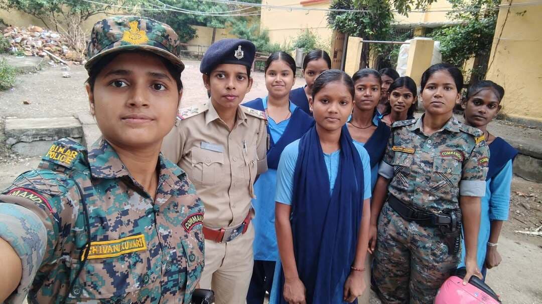 छात्राओं की सुरक्षा को लेकर सक्रिय हुई पुलिस दीदी अभया ब्रिगेड, स्कूल-कॉलेज और कोचिंग संस्थानों के आसपास लगातार निगरानी जारी।
शेखपुरा जिले में छात्राओं की सुरक्षा और उन्हें भयमुक्त एवं सुरक्षित वातावरण उपलब्ध कराने को लेकर पुलिस प्रशासन पूरी तरह सक्रिय है। पुलिस अधीक्षक हिमांशु कुमार के निर्देशानुसार शेखपुरा में पुलिस दीदी अभया ब्रिगेड द्वारा लगातार अभियान चलाया जा रहा है। इस अभियान का मुख्य उद्देश्य स्कूलों, कॉलेजों, कोचिंग संस्थानों, ट्यूशन सेंटरों एवं सार्वजनिक स्थलों पर आने-जाने वाली छात्राओं की सुरक्षा सुनिश्चित करना और उन्हें किसी भी प्रकार की परेशानी से बचाना है। इस अभियान के तहत सब इंस्पेक्टर सुमन कुमारी के नेतृत्व में पुलिस दीदी की टीम नियमित रूप से विभिन्न शैक्षणिक संस्थानों एवं सार्वजनिक स्थलों पर पहुंचकर जांच-पड़ताल और निगरानी कर रही है। टीम में पुलिस दीदी सब इंस्पेक्टर सुमन कुमारी, शिवानी कुमारी, अंजना कुमारी एवं कंचन कुमारी शामिल हैं। टीम द्वारा पचना हाई स्कूल, डीएम हाई स्कूल, मुरलीधर मुरारका स्कूल, आरडी कॉलेज और श्यामा सरोवर पार्क सहित शहर के विभिन्न इलाकों में लगातार निगरानी की जा रही है।
पुलिस दीदी की टीम विशेष रूप से स्कूल और कॉलेज की छुट्टी के समय, कोचिंग संस्थानों के आसपास तथा उन स्थानों पर नजर रख रही है, जहां छात्राओं की आना जाना अधिक रहती है। इसके साथ ही चौक-चौराहों, ट्यूशन सेंटरों और अन्य सार्वजनिक स्थानों पर भी सुरक्षा व्यवस्था का जायजा लिया जा रहा है। छात्राओं को सुरक्षा के प्रति जागरूक करने के साथ-साथ किसी भी तरह की परेशानी होने पर पुलिस से संपर्क करने और तत्काल सहायता लेने के लिए प्रेरित किया जा रहा है।
सब इंस्पेक्टर सुमन कुमारी ने बताया कि शेखपुरा शहर के विभिन्न हिस्सों में संचालित कोचिंग संस्थानों के आसपास लगातार जांच-पड़ताल की जा रही है। स्कूल, कॉलेज, कोचिंग,चौक-चौराहों और तीर्थ स्थलों पर पुलिस दीदी की टीम की निगरानी बनी हुई है। छात्राओं को सुरक्षित माहौल उपलब्ध कराना पुलिस की प्राथमिकता है। पुलिस दीदी द्वारा हर संभव मदद पहुंचाई जा रही है, ताकि छात्राएं बिना किसी डर और झिझक के अपनी पढ़ाई जारी रख सकें। अभया ब्रिगेड का यह अभियान महिला सुरक्षा के साथ-साथ छात्राओं को जागरूक, आत्मविश्वासी और निर्भीक बनाने की दिशा में एक महत्वपूर्ण कदम माना जा रहा है।
