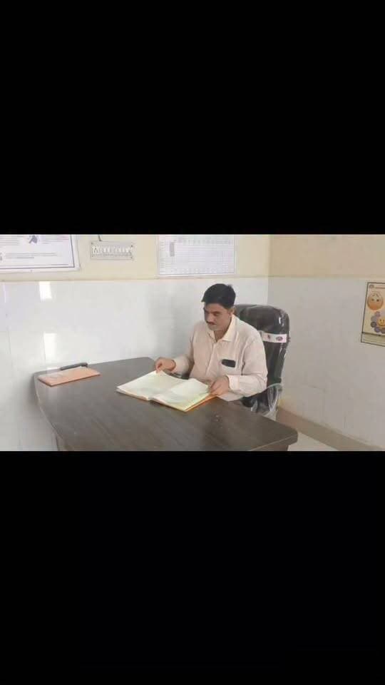 CMHO ने तीन PHC का किया औचक निरीक्षण, व्यवस्थाएं सुधारने के दिए निर्देश
करौली मुख्य चिकित्सा एवं स्वास्थ्य अधिकारी (CMHO) डॉ. सतीश चंद मीना ने पीएचसी महोली, चैनपुर और पठानों का सलेमपुर का औचक निरीक्षण किया। निरीक्षण के दौरान उन्होंने दवाइयों की उपलब्धता, मरीजों को दी जा रही सुविधाओं, साफ-सफाई और रिकॉर्ड संधारण का जायजा लिया।सीएमएचओ ने महोली पीएचसी पर वैक्सीन डिपो और सलेमपुर में परिसर की सफाई व्यवस्था देखी। उन्होंने सभी चिकित्सकों और स्वास्थ्यकर्मियों को निर्धारित ड्रेस कोड में समय पर उपस्थित रहने और मुख्यालय पर ठहराव सुनिश्चित करने की सख्त हिदायत दी। साथ ही मरीजों को गुणवत्तापूर्ण उपचार और सरकारी योजनाओं का लाभ समय पर पहुंचाने के निर्देश दिए। इस दौरान डीपीसी-आईईसी लखन सिंह लोधा भी साथ मौजूद रहे।