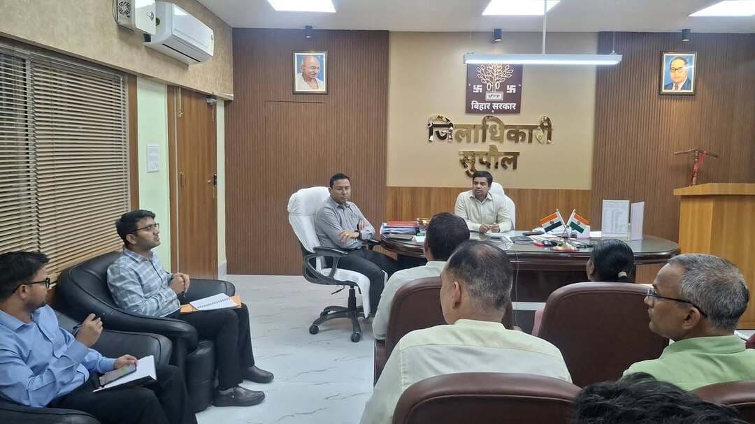 छठ पर्व को लेकर डीएम सावन कुमार ने की समीक्षा बैठक, सभी घाटों पर सफाई, रोशनी और सुरक्षा के पुख्ता इंतजाम के निर्देश.
सुपौल। लोक आस्था के महापर्व छठ को लेकर जिला प्रशासन ने तैयारियां तेज कर दी हैं। इसी क्रम में शुक्रवार, 30 अक्टूबर 2026 को जिलाधिकारी सावन कुमार की अध्यक्षता में समाहरणालय में समीक्षा बैठक आयोजित की गई। बैठक में जिले के सभी नगर निकायों एवं प्रखंडों में स्थित छठ घाटों की साफ-सफाई, सौंदर्यीकरण, प्रकाश व्यवस्था और सुरक्षा संबंधी तैयारियों की विस्तृत समीक्षा की गई।
बैठक में जिलाधिकारी ने जिले के सभी छह नगर निकायों के अंतर्गत आने वाले छठ घाटों पर विशेष सफाई अभियान चलाने का निर्देश दिया। उन्होंने घाटों पर जमा गाद एवं कचरे की सफाई कराने, ब्लीचिंग पाउडर और चूने का छिड़काव करने तथा घाटों तक पहुंचने वाले रास्तों की मरम्मत सुनिश्चित करने को कहा। इसके अलावा घाटों पर पर्याप्त रोशनी, खतरनाक स्थलों पर बैरिकेडिंग और महिला व्रतियों की सुविधा के लिए चेंजिंग रूम की व्यवस्था करने का निर्देश दिया।
डीएम ने जिले के सभी प्रखंडों में स्थित छठ घाटों पर भी साफ-सफाई, प्रकाश व्यवस्था और अन्य आवश्यक सुविधाएं सुनिश्चित करने को कहा। उन्होंने स्पष्ट निर्देश दिया कि श्रद्धालुओं एवं व्रतियों को घाटों तक पहुंचने में किसी प्रकार की परेशानी नहीं होनी चाहिए।
जिलाधिकारी ने सभी अनुमंडल पदाधिकारियों को अपने-अपने क्षेत्र के छठ घाटों का स्वयं भ्रमण कर स्थलीय निरीक्षण करने तथा उपलब्ध सुविधाओं एवं सुरक्षा व्यवस्था का जायजा लेने का निर्देश दिया। साथ ही सभी घाटों पर पर्याप्त संख्या में गोताखोरों की प्रतिनियुक्ति सुनिश्चित करने को कहा, ताकि किसी भी आपात स्थिति में तत्काल कार्रवाई की जा सके।
उन्होंने संवेदनशील एवं खतरनाक घाटों को पहले से चिह्नित कर वहां विशेष सतर्कता बरतने और सुरक्षा के पुख्ता इंतजाम करने का निर्देश दिया। डीएम ने सभी संबंधित पदाधिकारियों को स्पष्ट रूप से कहा कि छठ पर्व के दौरान श्रद्धालुओं एवं व्रतियों की सुविधा, सुरक्षा और स्वच्छता प्रशासन की सर्वोच्च प्राथमिकता होनी चाहिए। सभी तैयारियां समय सीमा के भीतर पूरी की जाएं।
बैठक में उप विकास आयुक्त इंद्रवीर कुमार, विशेष कार्य पदाधिकारी विकास कुमार कर्ण, नगर परिषद सुपौल एवं त्रिवेणीगंज के कार्यपालक पदाधिकारी, नगर पंचायत सिमराही, पिपरा एवं निर्मली के कार्यपालक पदाधिकारी सहित जिले के सभी प्रखंड विकास पदाधिकारी उपस्थित थे। वहीं, जिले के सभी अनुमंडल पदाधिकारी वीडियो कॉन्फ्रेंसिंग के माध्यम से बैठक में शामिल हुए।