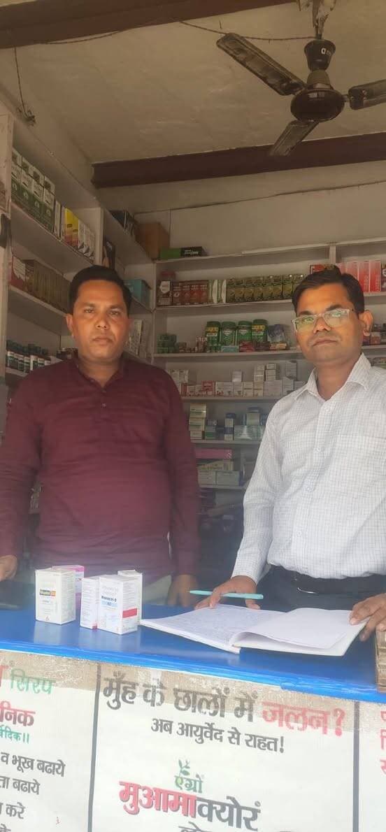 औषधि निरीक्षक ने अटेर में संचालित औषधि विक्रय प्रतिष्ठानों का किया निरीक्षण
नियंत्रक खाद्य एवं औषधि प्रशासन भोपाल एवं कलेक्टर भिण्ड श्री पवन जैन के निर्देश और मुख्य चिकित्सा एवं स्वास्थ्य अधिकारी डॉ जे.एस. यादव के मार्गदर्शन में आज तहसील अटेर में संचालित औषधि विक्रय प्रतिष्ठानों मेसर्स विनायक मेडिकल स्टोर अटेर रोड़ प्रतापपुरा अटेर, मेसर्स कनक मेडिकल स्टोर बस स्टैंड अटेर, मेसर्स धर्मेंद्र मेडिकल स्टोर सुरपुरा तहसील अटेर, मेसर्स अरविंद मेडिकल स्टोर सुरपुरा तहसील अटेर, मेसर्स मां दुर्गा मेडिकल स्टोर शुकुलपुरा चौराहा तहसील अटेर, मेसर्स तोमर मेडिकल स्टोर दद्दा का कुआं अटेर, का निरीक्षण किया गया।
निरीक्षण के दौरान औषधि निरीक्षक श्री रवि कुमार जाटव द्वारा लाइसेंस का उचित स्थान पर प्रदर्शन, औषधियों के क्रय-विक्रय, अभिलेख संधारण, भंडारण, बिलिंग, नशे में उपयोग होने वाली दवाइयां और औषधि एवं प्रसाधन सामग्री अधिनियम 1940 के नियमों के पालन की जांच की, जिसमें मेसर्स विनायक मेडिकल स्टोर अटेर रोड़ प्रतापपुरा अटेर, मेसर्स कनक मेडिकल स्टोर बस स्टैंड अटेर, के रिकॉर्ड में अनियमितता पाई गई एवं उनको विभिन्न दवाओं के क्रय विक्रय पत्रक भी कार्यालय उपसंचालक खाद्य एवं औषधि प्रशासन जिला भिण्ड में प्रस्तुत करने हेतु निर्देशित किया गया।
निरीक्षण के दौरान विभिन्न कमियां पाए जाने वाले मेडिकल स्टोर्स को कारण बताओ नोटिस जारी किए जाएंगे। औषधि विक्रेताओं से प्राप्त स्पष्टीकरण और निरीक्षण में पाए गए तथ्यों के आधार पर नियमानुसार आगे की कार्रवाई होगी।
औषधियों की गुणवत्ता और जनस्वास्थ्य की सुरक्षा के लिए मेडिकल स्टोर्स का निरीक्षण एवं कार्रवाई लगातार जारी रहेगी।
#CMMadhyaPradesh
#JansamparkMP
Directorate of Health Services, Madhya Pradesh
#भिण्ड
#Bhind