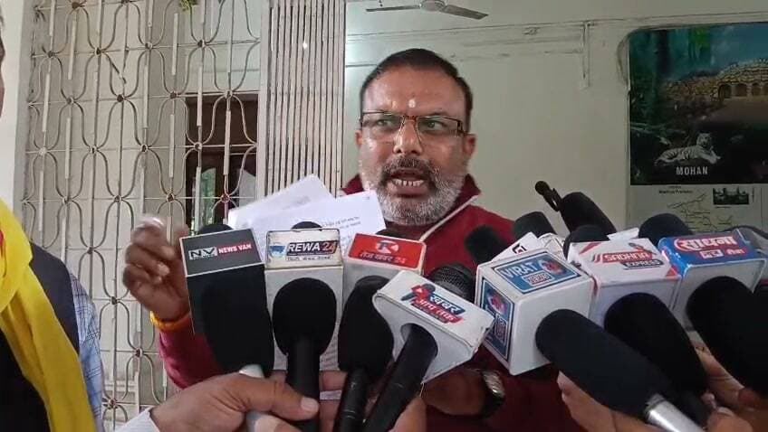 रीवा कमिश्नर संभाग कार्यालय में भ्रष्टाचार के खिलाफ फूटा कांग्रेस नेता विनोद शर्मा का गुस्सा, जांच रिपोर्ट दबाने का लगाया गंभीर आरोप