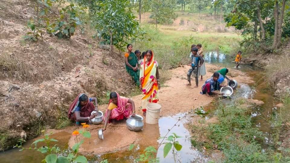 पानी की एक-एक बूंद के लिए तरस रहे डोमचांच के लालकीमाटी गांव के आदिवासी, पहाड़ी नाले से बुझाते हैं प्यास
डोमचांच प्रखंड अंतर्गत धरगांव पंचायत के लालकीमाटी गांव में आज भी ग्रामीण बुनियादी सुविधाओं से वंचित हैं। गांव के आदिवासी परिवारों को पेयजल के लिए पहाड़ी नाले का सहारा लेना पड़ रहा है। ग्रामीण नाले का पानी इकट्ठा कर अपनी प्यास बुझाने को मजबूर हैं। गांव में करीब 70 लोग रहते हैं, लेकिन अब तक पेयजल और सड़क जैसी सुविधाएं उपलब्ध नहीं हो सकी हैं। ग्रामीणों ने शुक्रवार को 4 बजे बताया कि हम लोग पिछले 15 से 20 वर्षों से इन समस्याओं के बीच जीवन गुजार रहे हैं। बरसात के दिनों में नाले का पानी गंदा होने से बीमारियों का खतरा भी बना रहता है। पानी की तलाश में महिलाओं और बच्चों को काफी परेशानी उठानी पड़ती है। ग्रामीणों ने जिला प्रशासन से पेयजल, सड़क और अन्य बुनियादी सुविधाएं उपलब्ध कराने की मांग की है।