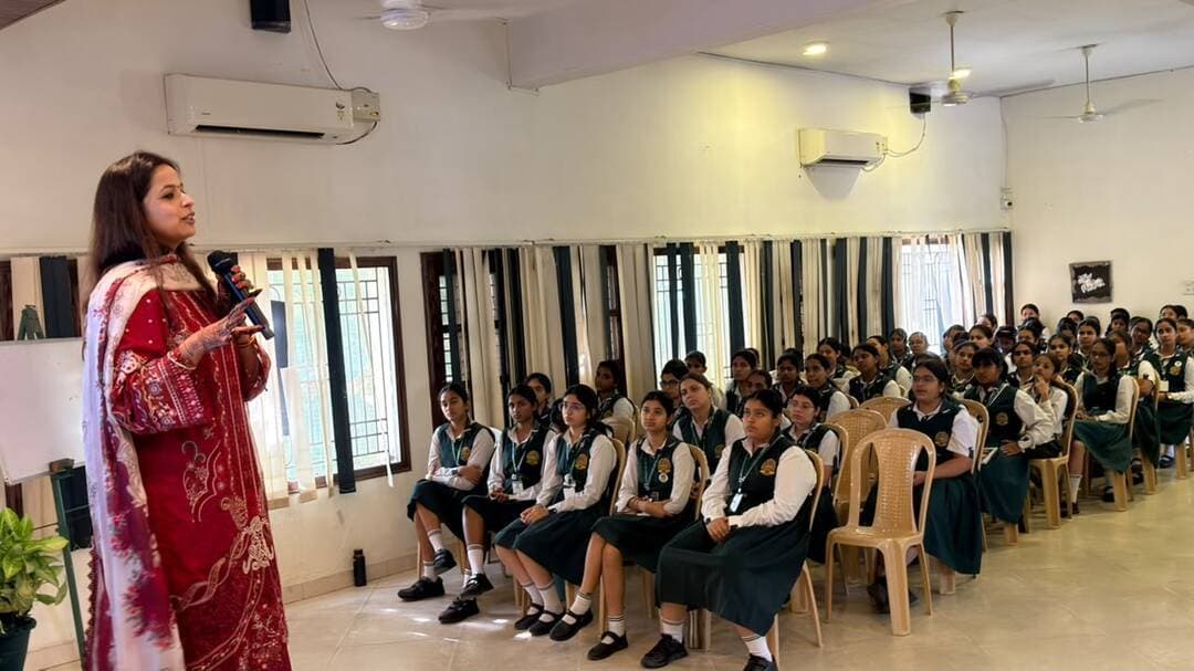 डीएलएसए पंचकूला ने बच्चों की सुरक्षा और पोक्सो एक्ट के बारे में छात्रों को जागरूक करने के लिए “सुरक्षित बचपन अभियान” के तहत स्कूल जागरूकता शिविर किए आयोजित
पंचकूला, 30 अक्टूबर : स्कूली बच्चों को उनके अधिकारों, व्यक्तिगत सुरक्षा और यौन अपराधों से बचाव के बारे में जागरूक करने के उद्देश्य से, जिला विधिक सेवा प्राधिकरण (डीएलएसए), पंचकूला ने “सुरक्षित बचपन अभियान - यौन अपराधों से बच्चों का संरक्षण अधिनियम, 2012 (पोक्सो एक्ट) पर एक स्कूल जागरूकता अभियान” के तहत कई जागरूकता शिविर आयोजित किए।
डीएलएसए पंचकूला के मुख्य न्यायिक मजिस्ट्रेट-सह-सचिव, श्री अजय कुमार घनघस ने बताया कि हरियाणा राज्य विधिक सेवा प्राधिकरण (हलसा) के निर्देशों के अनुसार और डीएलएसए पंचकूला के अध्यक्ष-सह-जिला एवं सत्र न्यायाधीश, श्री संजय संधीर के कुशल मार्गदर्शन में, जिले भर के विभिन्न स्कूलों में जागरूकता शिविर आयोजित करने के लिए एक विस्तृत कार्यक्रम तैयार किया गया था। इस अभियान के पहले चरण के दौरान, पंचकूला के स्कूलों में कुल छह जागरूकता शिविर आयोजित किए गए।
उन्होने बताया कि यह अभियान “जागरूकता, सुरक्षा और संरक्षण- हर बच्चे का अधिकार” थीम के तहत चलाया जा रहा है, जिसका मुख्य संदेश है “हर बच्चे का बचपन, हम सबकी जिम्मेदारी”। इस पहल का उद्देश्य राज्य विधिक सेवा प्राधिकरणों, जिला विधिक सेवा प्राधिकरणों, तालुका विधिक सेवा समितियों, शैक्षणिक संस्थानों और अन्य संबंधित पक्षों के समन्वित प्रयासों के माध्यम से बच्चों की सुरक्षा और कानूनी जागरूकता के लिए स्कूलों में एक स्थायी व्यवस्था स्थापित करना है।
उन्होने बताया कि 26 अक्टूबर से 31 अक्टूबर, 2026 तक चलाए जा रहे इस अभियान के पहले चरण में, न्यायिक अधिकारियों और अन्य विशेषज्ञों की भागीदारी के साथ, इंटरैक्टिव जागरूकता कार्यक्रमों के माध्यम से छात्रों को गहराई से जागरूक करने पर ध्यान केंद्रित किया गया है। इस अभियान का लक्ष्य बच्चों को उनके अधिकारों के बारे में शिक्षित करना, असुरक्षित स्थितियों को पहचानना, अनुचित व्यवहार की रिपोर्ट करना, मदद मांगना और अपनी सुरक्षा के लिए उपलब्ध कानूनी प्रावधानों को समझना है। इस पहल के तहत, आज पंचकूला के सेक्टर 4 स्थित सतलुज पब्लिक स्कूल में एक जागरूकता कार्यक्रम आयोजित किया गया। कार्यक्रम के दौरान, डीएलएसए (जिला विधिक सेवा प्राधिकरण), पंचकूला की पैनल एडवोकेट सुश्री आकांक्षा यादव ने छात्रों को कार्यस्थल पर महिलाओं का यौन उत्पीड़न (रोकथाम, निषेध और निवारण) अधिनियम, 2013 (पाॅश एक्ट) के प्रावधानों और इसके महत्व के बारे में जागरूक किया। उन्होंने एक सुरक्षित और सम्मानजनक माहौल होने की अहमियत को समझाया।
श्री अजय कुमार घनघस ने इस बात पर जोर दिया कि ऐसे जागरूकता कार्यक्रम बच्चों को उनके कानूनी अधिकारों और सुरक्षा तंत्रों के बारे में जानकारी देकर उन्हें सशक्त बनाने में महत्वपूर्ण भूमिका निभाते हैं। उन्होंने कहा कि बच्चों की सुरक्षा एक सामूहिक जिम्मेदारी है। हर बच्चे के लिए एक सुरक्षित बचपन सुनिश्चित करने के लिए निरंतर जागरूकता, समय पर उचित कदम उठाना और शैक्षणिक संस्थानों की सक्रिय भागीदारी बहुत जरूरी है।
एक अन्य रिसोर्स पर्सन, रायपुर रानी (जिला पंचकूला) स्थित बोलने और सुनने में अक्षम व्यक्तियों के कल्याण केंद्र की सहायक निदेशक सुश्री आकांक्षा छाबड़ा ने बाल अधिकारों और यौन अपराधों से बच्चों का संरक्षण (पोक्सो) अधिनियम, 2012 पर एक जानकारीपूर्ण सत्र लिया। उन्होंने इस विषय को बहुत ही सरल और बच्चों के अनुकूल भाषा में समझाया, जिससे छात्रों के लिए इसे समझना और इससे जुड़ पाना आसान हो गया। सुश्री आकांक्षा छाबड़ा ने एक प्रश्न-उत्तर सत्र भी आयोजित किया, जिसमें छात्रों ने पूरे उत्साह के साथ हिस्सा लिया और अपने सवाल पूछे। छात्रों ने जिस स्पष्ट तरीके से विषय को समझाया गया, उसकी सराहना की। उन्होंने बताया कि इस सत्र से उन्हें अपने अधिकारों, अपनी व्यक्तिगत सुरक्षा और गलत व्यवहार के खिलाफ आवाज उठाने के महत्व को समझने में मदद मिली।
सतलुज पब्लिक स्कूल के प्रिंसिपल श्री रीकृत सराई ने सभी रिसोर्स पर्सन का स्वागत किया और छात्रों के बीच कानूनी जागरूकता फैलाने के लिए डीएलएसए पंचकूला की इस पहल की प्रशंसा की।