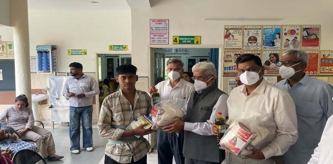 राजकीय औषधालय सेक्टर-20, पंचकूला में प्रधानमंत्री टीबी मुक्त भारत अभियान के तहत 25 टीबी मरीजों को गोद लेने का कार्यक्रम आयोजित
पंचकूला, 30 अक्टूबर राजकीय औषधालय सेक्टर 20, पंचकूला में प्रधानमंत्री टीबी मुक्त भारत अभियान के अंतर्गत 25 टीबी रोगियों को गोद लेने का कार्यक्रम डॉ. संदीप छाबड़ा, उप सिविल सर्जन (टीबी) की अध्यक्षता में आयोजित किया गया। 25 टीबी रोगियों को समर्पण सेवा ट्रस्ट (पंजीकृत), नई दिल्ली द्वारा गोद लिया गया, जिसके अध्यक्ष श्री के.एल. बंसल हैं। इस अवसर पर सभी 25 रोगियों को ट्रस्ट की ओर से पोषण किट वितरित की गई।
बैठक के दौरान उपस्थित लोगों को टीबी के लक्षण, जांच, बचाव और सरकार द्वारा दी जाने वाली मुफ्त दवा व मुफ्त जांच के बारे में जागरूक किया गया और बताया गया कि टीबी रोगियों के लिए पोषण बहुत महत्वपूर्ण है। पौष्टिक भोजन से रोग प्रतिरोधक क्षमता बढ़ती है, दवाओं का असर तेज होता है और शरीर जल्दी स्वस्थ होता है। प्रोटीन, फल, दूध और हरी सब्जियां खाने से वजन बढ़ता है और टीबी को हराने में मदद मिलती है और अपील की गई कि लक्षण दिखने पर तुरंत जांच करवाएं ताकि टीबी को खत्म किया जा सके।
इस अवसर पर डॉ. दीपिका जीडी 20 , डॉ आर के गर्ग, श्री सतीश कुमार (एसटीएस), श्री वीरेंद्र शर्मा (पीपीएम), श्री सुनील (टीबीएचवी) व अन्य स्टाफ और ट्रस्ट के सदस्य के उपस्थित रहे।