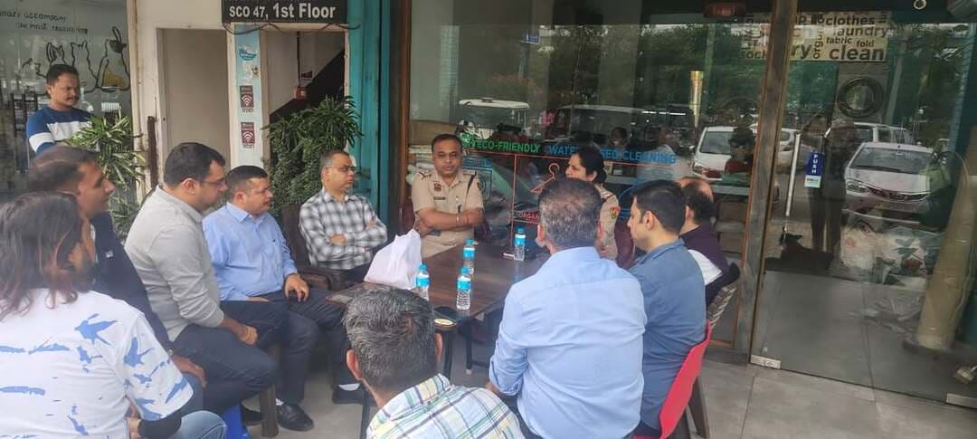 त्योहारों के मद्देनजर पंचकूला पुलिस अलर्ट, बाजारों में सुरक्षा व्यवस्था मजबूत करने के लिए व्यापारियों और मार्केट एसोसिएशनों के साथ बढ़ाया तालमेल, दुकानदारों को दिया सुरक्षा का भरोसा
थाना प्रभारी और चौकी इंचार्ज खुद बाजारों में पहुंचकर व्यापारियों से कर रहे संवाद, राइडर व पुलिस की अन्य इकाइयों की बढ़ाई गई तैनाती, लगातार पेट्रोलिंग के निर्देश
पंचकूला/ 30 अक्टूबर:- त्योहारों के दौरान बाजारों में बढ़ती रौनक और लोगों की आवाजाही को देखते हुए पंचकूला पुलिस द्वारा सुरक्षा व्यवस्था को और अधिक मजबूत बनाने के लिए विशेष प्रयास किए जा रहे हैं। इसी कड़ी में पंचकूला पुलिस की टीमें विभिन्न बाजारों में पहुंचकर स्थानीय मार्केट एसोसिएशनों, व्यापारियों और दुकानदारों के साथ बैठक एवं संवाद कर रही हैं। पुलिस अधिकारियों द्वारा मिठाई विक्रेताओं, वैध पटाखा विक्रेताओं, गिफ्ट शॉप संचालकों और ज्वेलर्स सहित अन्य व्यापारियों से सुरक्षा संबंधी महत्वपूर्ण मुद्दों पर चर्चा की जा रही है तथा उन्हें हर परिस्थिति में पुलिस की तत्पर सहायता का भरोसा दिलाया जा रहा है।
बता दें कि पंचकूला पुलिस कमिश्नर आईपीएस पंकज नैन ने बीते दिनों आयोजित बैठक में सभी थाना प्रभारियों को निर्देश दिए थे कि वे स्वयं फील्ड में पहुंचकर स्थानीय लोगों, मार्केट एसोसिएशनों और दुकानदारों के साथ लगातार संपर्क बनाए रखें। बाजारों में सुरक्षा व्यवस्था का जायजा लेने के साथ-साथ व्यापारियों की समस्याओं को सुनें और किसी भी प्रकार की असुविधा या सुरक्षा संबंधी समस्या का तुरंत समाधान सुनिश्चित करें।
डीसीपी पंचकूला आईपीएस अदिति सिंह ने बताया कि त्योहारों के मद्देनजर पंचकूला पुलिस की टीमें लगातार फील्ड में मुस्तैद हैं। बाजारों एवं भीड़भाड़ वाले क्षेत्रों में पुलिस की मौजूदगी बढ़ाने के साथ-साथ राइडर और अन्य पुलिस इकाइयों की तैनाती भी बढ़ाई गई है। बाजारों में नियमित रूप से पेट्रोलिंग की जा रही है, ताकि असामाजिक तत्वों पर नजर रखी जा सके और आमजन व व्यापारियों को सुरक्षित माहौल उपलब्ध कराया जा सके। पुलिस टीमों द्वारा दुकानदारों के साथ संपर्क नंबर भी साझा किए जा रहे हैं, ताकि किसी भी आपात स्थिति या संदिग्ध गतिविधि की सूचना मिलने पर पुलिस तुरंत मौके पर पहुंचकर आवश्यक कार्रवाई कर सके।
इस दौरान बाजारों में पहुंचे थाना प्रभारियों और चौकी इंचार्ज ने व्यापारियों एवं दुकानदारों से मुलाकात कर उनकी समस्याएं सुनीं। दुकानदारों ने पुलिस द्वारा बाजारों में पहुंचकर सीधे संवाद करने और सुरक्षा व्यवस्था को लेकर किए जा रहे प्रयासों की सराहना की।
डीसीपी पंचकूला ने आमजन से अपील करते हुए कहा कि त्योहारों के दौरान बाजारों में भीड़ अधिक रहने के कारण यातायात जाम की स्थिति से बचने के लिए जहां संभव हो, दुपहिया वाहनों का प्रयोग करें तथा अपने वाहन निर्धारित एवं वैध पार्किंग स्थलों पर ही खड़े करें, ताकि अन्य लोगों को आवागमन में परेशानी न हो। इसके साथ ही उन्होंने नागरिकों से आग्रह किया कि किसी भी प्रकार की संदिग्ध गतिविधि या असामान्य स्थिति दिखाई देने पर तुरंत डायल 112, आसपास मौजूद पुलिसकर्मी अथवा अपने स्थानीय थाना प्रभारी या चौकी इंचार्ज को सूचित करें। पंचकूला पुलिस आमजन की सुरक्षा और शांतिपूर्ण त्योहार सुनिश्चित करने के लिए पूरी तरह सतर्क एवं प्रतिबद्ध है।
