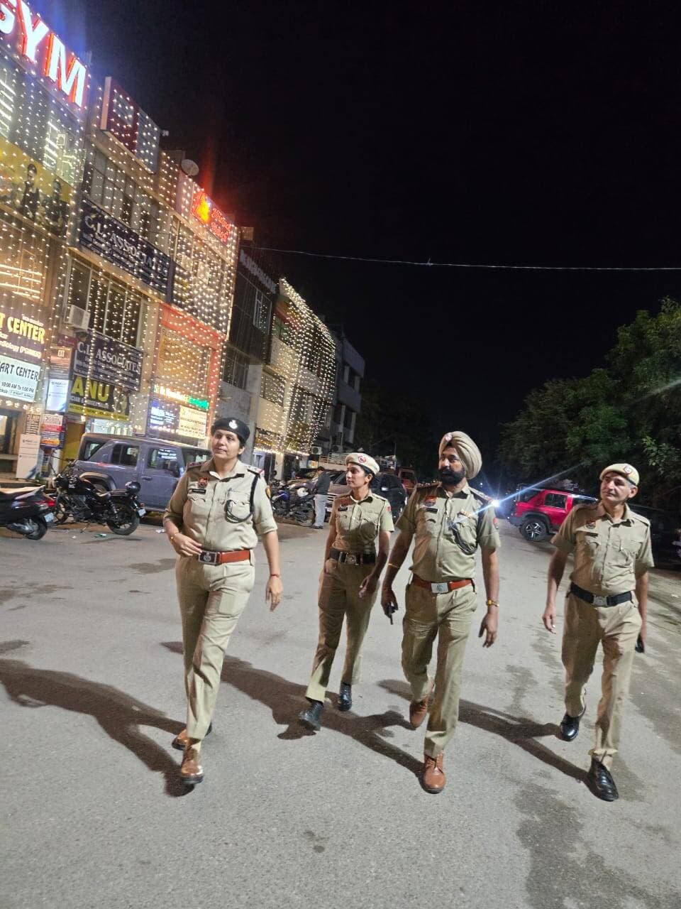 करवा चौथ की खुशियों के बीच सुरक्षा का संकल्प निभा रही पंचकूला पुलिस, बाजारों में पेट्रोलिंग कर महिलाओं को सुरक्षित माहौल देने के लिए मुस्तैद
पंचकूला/ 29 अक्टूबर:- त्योहारों के दौरान आमजन की सुरक्षा सुनिश्चित करने और लोगों में सुरक्षा का विश्वास कायम रखने के लिए पंचकूला पुलिस पूरी मुस्तैदी से फील्ड में तैनात है। करवा चौथ के अवसर पर जहां बाजारों में खरीदारी के लिए महिलाओं की चहल-पहल बढ़ी हुई है, वहीं पंचकूला पुलिस बाजारों में लगातार पेट्रोलिंग कर महिलाओं की सुरक्षा सुनिश्चित कर रही हैं, ताकि हर महिला बिना किसी भय के त्योहार की खुशियां मना सके।
बीते दिन वीडियो कॉन्फ्रेंसिंग के माध्यम से पंचकूला पुलिस कमिश्नर आईपीएस पंकज नैन ने पुलिस टीम को त्योहारों के मद्देनजर फील्ड में सक्रिय रहकर आमजन के बीच सुरक्षा का भाव पैदा करने के निर्देश दिए थे।
डीसीपी पंचकूला आईपीएस अदिति सिंह ने बताया कि करवा चौथ हर महिला के लिए प्रेम, विश्वास और समर्पण का प्रतीक है। इस विशेष अवसर पर महिला पुलिसकर्मी पूरी जिम्मेदारी और मुस्तैदी के साथ ड्यूटी निभा रही हैं, ताकि महिलाएं बाजारों में सुरक्षित वातावरण में खरीदारी कर सकें और अपने परिवार के साथ त्योहार की खुशियां मना सकें।
उन्होंने बताया कि बाजारों में पेट्रोलिंग के दौरान महिला पुलिसकर्मियों द्वारा महिलाओं एवं दुकानदारों से संवाद कर सुरक्षा व्यवस्था का जायजा लिया जा रहा है। साथ ही, असामाजिक तत्वों पर भी कड़ी निगरानी रखी जा रही है, ताकि किसी भी प्रकार की अप्रिय घटना को रोका जा सके। पंचकूला पुलिस इस संकल्प के साथ ड्यूटी पर तैनात हैं कि त्योहार के दौरान प्रत्येक महिला स्वयं को सुरक्षित महसूस करे।
पंचकूला पुलिस ने संदेश दिया कि आप अपने परिवार के साथ त्योहार की खुशियां मनाएं, आपकी सुरक्षा के लिए हम ड्यूटी पर मुस्तैद हैं।