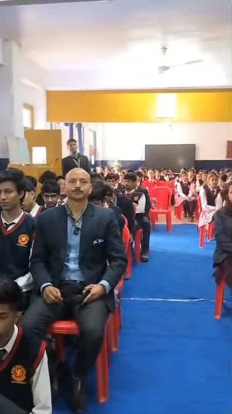 #kullu 🔺भारत भारती वरिष्ठ माध्यमिक स्कूल , ढालपुर, कुल्लू में जिला विधिक सेवा प्राधिकरण के सौजन्य से विद्यार्थियों के लिए एक विशेष जागरूकता कार्यक्रम का आयोजन किया गया। कार्यक्रम का उद्देश्य विद्यार्थियों को उनके कानूनी अधिकारों, कर्तव्यों, बाल संरक्षण तथा सुरक्षित बचपन से जुड़े महत्वपूर्ण पहलुओं के प्रति जागरूक करना था।
इस अवसर पर मुख्य अतिथि के रूप में श्री अमित मण्डयाल, अतिरिक्त जिला एवं सत्र न्यायाधीश-द्वितीय, कुल्लू उपस्थित रहे। उनके साथ थाना प्रभारी (SHO) श्री संतोष कुमार, श्री अनिल कुमार, संरक्षण अधिकारी (गैर-संस्थागत देखभाल), कुल्लू, अधिवक्ता श्री तेज सिंह ठाकुर एवं अधिवक्ता श्री लवनेश कुमार, जो सहभागिता एनजीओ के पदाधिकारी भी हैं, विशेष रूप से उपस्थित रहे।
स्कूल परिसर में अतिथियों का पारंपरिक तरीके से स्वागत किया गया। स्कूल में उप प्रधानाचार्य श्रीमति रीना कात्यायन ने सभी अतिथियों का हार्दिक अभिनंदन किया। कार्यक्रम के दौरान अतिथियों ने विद्यार्थियों को कानून के प्रति जागरूक रहने, अपने अधिकारों एवं कर्तव्यों को समझने, बाल अधिकारों की रक्षा, साइबर सुरक्षा, नशे से दूर रहने तथा किसी भी प्रकार के शोषण या उत्पीड़न की स्थिति में उचित सहायता प्राप्त करने के बारे में महत्वपूर्ण जानकारी दी। उन्होंने विद्यार्थियों को एक जिम्मेदार, जागरूक एवं संवेदनशील नागरिक बनने के लिए प्रेरित किया।
न्यायिक अधिकारी एवं अन्य विशेषज्ञों ने विद्यार्थियों के साथ संवाद स्थापित करते हुए उनके प्रश्नों के उत्तर भी दिए। उन्होंने इस बात पर विशेष बल दिया कि कानून केवल दंड का माध्यम नहीं, बल्कि समाज में न्याय, समानता, सुरक्षा और मानवीय गरिमा सुनिश्चित करने का महत्वपूर्ण आधार है।
विद्यालय प्रबंधन की ओर से उप प्रधानाचार्य श्रीमति रीना कात्यायन ने सभी अतिथियों का आभार व्यक्त करते हुए कहा कि इस प्रकार के कार्यक्रम विद्यार्थियों के सर्वांगीण विकास में महत्वपूर्ण भूमिका निभाते हैं। शिक्षा का उद्देश्य केवल अकादमिक ज्ञान प्रदान करना नहीं, बल्कि बच्चों को उनके सामाजिक एवं कानूनी अधिकारों के प्रति जागरूक बनाना भी है।
कार्यक्रम ने विद्यार्थियों को कानून, सामाजिक जिम्मेदारी एवं सुरक्षित बचपन के महत्व को समझने का एक सार्थक अवसर प्रदान किया।
देसी चैनल कुल्लू देसी चैनल देवभूमि कुल्लू देसी चैनल कुल्लू