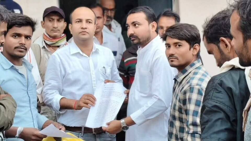चित्रकूट विधानसभा क्षेत्र के ग्राम टेढ़ी पतवनिया में नवीन शाला भवन निर्माण के लिए पूर्व में निर्धारित भूमि को परिवर्तित किए जाने का मामला अब तूल पकड़ता नजर आ रहा है ग्राम पंचायत के सरपंच द्वारा कथित तौर पर द्वेषपूर्ण तरीके से विद्यालय निर्माण की भूमि में परिवर्तन किए जाने को लेकर स्थानीय ग्रामीणों में नाराजगी व्याप्त है ग्रामीणों का कहना है कि विद्यालय निर्माण जैसे महत्वपूर्ण सार्वजनिक कार्य में मनमानी और व्यक्तिगत द्वेष के आधार पर निर्णय नहीं लिया जाना चाहिए। इसी मामले को लेकर आज चित्रकूट विधानसभा के कांग्रेस नेता एवं किसान कांग्रेस के राष्ट्रीय सचिव आशुतोष द्विवेदी ने स्थानीय ग्रामीणों के साथ जनपद पंचायत मझगवां पहुंचकर मुख्य कार्यपालन अधिकारी महोदय को ज्ञापन सौंपा। ज्ञापन के माध्यम से नवीन शाला भवन निर्माण के लिए निर्धारित भूमि को परिवर्तित किए जाने की प्रक्रिया पर तत्काल रोक लगाने तथा विवादित स्थल पर चल रहे निर्माण कार्य को जांच पूरी होने तक रुकवाने की मांग की गई। आशुतोष द्विवेदी ने प्रशासन के समक्ष ग्रामीणों की समस्या रखते हुए कहा कि विद्यालय केवल एक भवन नहीं, बल्कि गांव के बच्चों के भविष्य और शिक्षा का आधार होता है। नवीन शाला भवन के निर्माण में पारदर्शिता और जनहित को सर्वोच्च प्राथमिकता मिलनी चाहिए। यदि पूर्व में विद्यालय निर्माण के लिए भूमि निर्धारित की गई थी तो उसे परिवर्तित करने के पीछे क्या कारण हैं, इसकी निष्पक्ष जांच होना आवश्यक है। उन्होंने कहा कि किसी भी सार्वजनिक निर्माण कार्य में व्यक्तिगत द्वेष, मनमानी अथवा दुर्भावना के आधार पर निर्णय नहीं लिए जाने चाहिए। विद्यालय निर्माण की भूमि में परिवर्तन से संबंधित सभी तथ्यों और परिस्थितियों की जांच कर प्रशासन को वास्तविक स्थिति स्पष्ट करनी चाहिए।
प्रशासन को दिया अल्टीमेटम, मांग पूरी नहीं हुई तो होगी भूख हड़ताल
आशुतोष द्विवेदी ने स्पष्ट