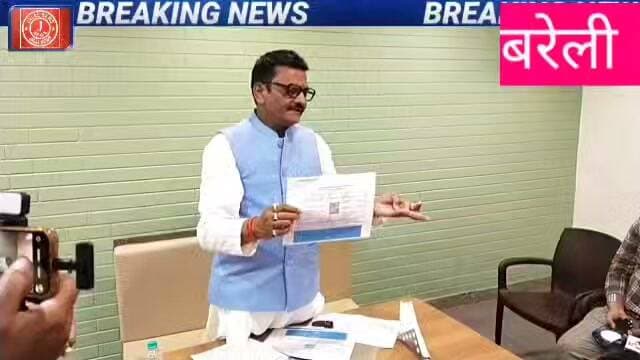 "आज दिनांक 30 अक्टूबर 2026 को, चौकी चौराहा रोड स्थित Palm Bistr) रेस्टोरेंट में एक सनसनीखेज प्रेसवार्ता का आयोजन किया गया। यह प्रेसवार्ता किसी और ने नहीं, बल्कि जनता के बीच मुखर रहने वाले पार्षद राजेश अग्रवाल जी ने बुलाई थी।
पार्षद राजेश अग्रवाल ने नगर निगम के गृह कर विभाग की कार्यशैली पर कड़े सवाल उठाए हैं। उनका साफ तौर पर कहना है कि विभाग के भ्रष्ट तंत्र और गलत नीतियों की वजह से आम जनता का जीना मुहाल हो गया है। मनमाने तरीके से टैक्स थोपे जा रहे हैं और जनहित की अनदेखी की जा रही है।"
"जनता की इस बुलंद आवाज़ को दबाने नहीं दिया जाएगा। इस पूरी प्रेसवार्ता में क्या खुलासे हुए और आगे की क्या रणनीति है, यह जानने के लिए वीडियो को पूरा देखें, लाइक करें और शेयर करके हर नागरिक तक पहुंचाएं। अगर आपने अभी तक चैनल को सब्सक्राइब नहीं किया है, तो तुरंत सब्सक्राइब करें।"
#NagarNigam #RajeshAgarwal #HouseTaxScam #PublicVoice #BreakingNews #LocalNews #CorruptSystem #UttarPradesh
नगर निगम गृह कर विभाग पार्षद राजेश अग्रवाल नगर निगम भ्रष्टाचार, हाउस टैक्स न्यूज़ नगर निगम प्रेस कॉन्फ्रेंस Latest News Hindi UP News Municipal Corporation Tax Rajesh Agarwal Parshad.@