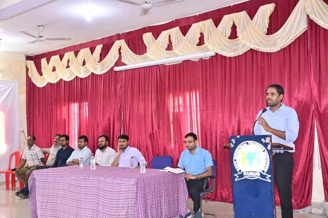 कलेक्टर श्री अबिनाश मिश्रा ने आज कुरूद स्थित शासकीय औद्योगिक प्रशिक्षण संस्थान (आईटीआई) पहुंचकर विभिन्न ट्रेडों में प्रशिक्षण प्राप्त कर रहे छात्र-छात्राओं से मुलाकात की और उनके प्रशिक्षण, अध्ययन एवं भविष्य की योजनाओं के संबंध में जानकारी ली। उन्होंने कोपा, इलेक्ट्रिशियन, वेल्डिंग सहित विभिन्न ट्रेडों के विद्यार्थियों से संवाद कर उनके द्वारा सीखे जा रहे तकनीकी कौशल और प्रशिक्षण के व्यावहारिक अनुभवों के बारे में जाना।
#dhamtari #chhattisgarh
CMO Chhattisgarh DPR Chhattisgarh
