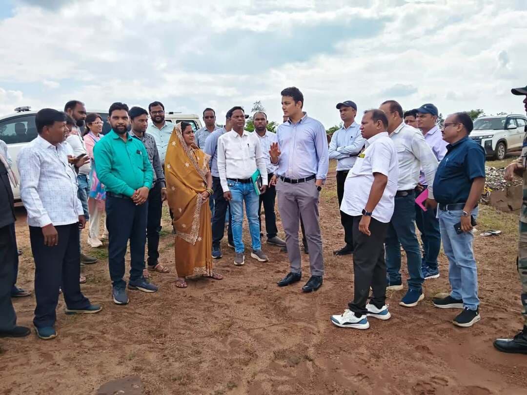 ग्रामीण क्षेत्रों में आजीविका के नए अवसर विकसित करने, महिला स्व-सहायता समूहों को आर्थिक रूप से आत्मनिर्भर बनाने तथा गांवों में बुनियादी सुविधाओं का विस्तार करने के उद्देश्य से जिला पंचायत के मुख्य कार्यपालन अधिकारी श्री जयंत नाहटा ने मगरलोड विकासखंड की ग्राम पंचायत राजपुर का भ्रमण किया। इस दौरान उन्होंने बिहान स्व-सहायता समूह की महिलाओं से सीधा संवाद कर उनकी आजीविका गतिविधियों, उपलब्ध संसाधनों और स्वरोजगार की संभावनाओं की जानकारी ली। उन्होंने महिलाओं को पारंपरिक गतिविधियों के साथ नए व्यवसायों से जोड़कर उनकी आय बढ़ाने तथा समूहों को आर्थिक रूप से सशक्त बनाने के लिए योजनाबद्ध ढंग से कार्य करने के निर्देश दिए।
#chhattisgarh #dhamtari
CMO Chhattisgarh DPR Chhattisgarh