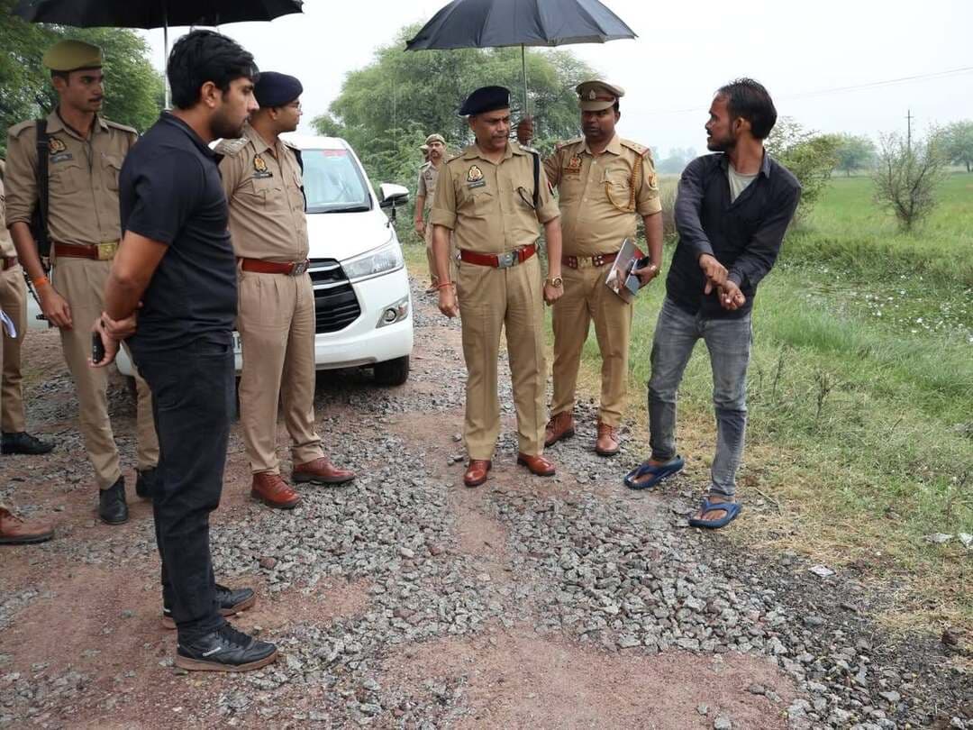थाना एट क्षेत्रान्तर्गत हुई लूट की घटना के संबंध में पुलिस अधीक्षक जालौन द्वारा घटनास्थल का स्थलीय निरीक्षण
थाना एट क्षेत्रान्तर्गत हुई लूट की घटना के संबंध में पुलिस अधीक्षक जालौन *श्री सुरेश चन्द्र रावत* द्वारा घटनास्थल का स्थलीय निरीक्षण किया गया।
द्वारा घटनास्थल का सूक्ष्मता से निरीक्षण कर साक्ष्य संकलन, घटनाक्रम एवं आस-पास के सीसीटीवी फुटेज के संबंध में जानकारी प्राप्त की गई तथा पीड़ित/परिजनों से वार्ता कर घटना के संबंध में विस्तृत जानकारी ली गई।
*पुलिस अधीक्षक महोदय द्वारा दिए गए दिशा-निर्देश:-*
1. घटना के शीघ्र अनावरण एवं लूटे गए माल की बरामदगी हेतु सर्विलांस, एसओजी सहित 04 विशेष टीमों का गठन किया गया।
2. घटनास्थल के आस-पास लगे सभी सीसीटीवी कैमरों की फुटेज खंगालने एवं मुखबिर तंत्र को सक्रिय करने हेतु निर्देशित किया गया।
3. घटना में शामिल अभियुक्तों की जल्द से जल्द पहचान कर उनकी गिरफ्तारी सुनिश्चित करने हेतु संबंधित को कड़े दिशा-निर्देश दिये गये।
इस अवसर पर क्षेत्राधिकारी कोंच, थानाध्यक्ष एट, सर्विलांस एवं एसओजी टीम मौजूद रही।
