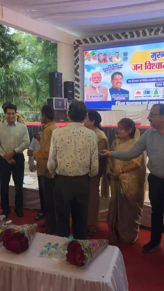 🔴 LIVE | छतरपुर में मुख्यमंत्री जनविश्वास अभियान शिविर का आयोजन
छतरपुर में आयोजित मुख्यमंत्री जनविश्वास अभियान शिविर में बड़ी संख्या में लोग पहुंच रहे हैं। देखिए मौके से LIVE तस्वीरें और पूरी खबर…
Bundeli Bhaukaal News