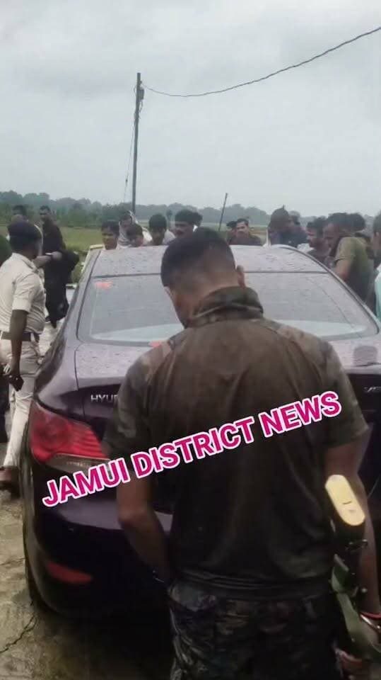 जमुई में शराब तस्करी का खुलासा! बरहट के नुमर गांव में पुलिस ने शराब से लदी नीली हुंडई वरना कार जब्त की। चालक मौके से फरार हो गया। कार में बिहार और झारखंड के दो नंबर प्लेट होने की भी चर्चा है। पुलिस मामले की जांच में जुटी है।
#जमुई #बरहट #शराबतस्करी #बिहारपुलिस #BreakingNews #BiharNews #Jamui district news