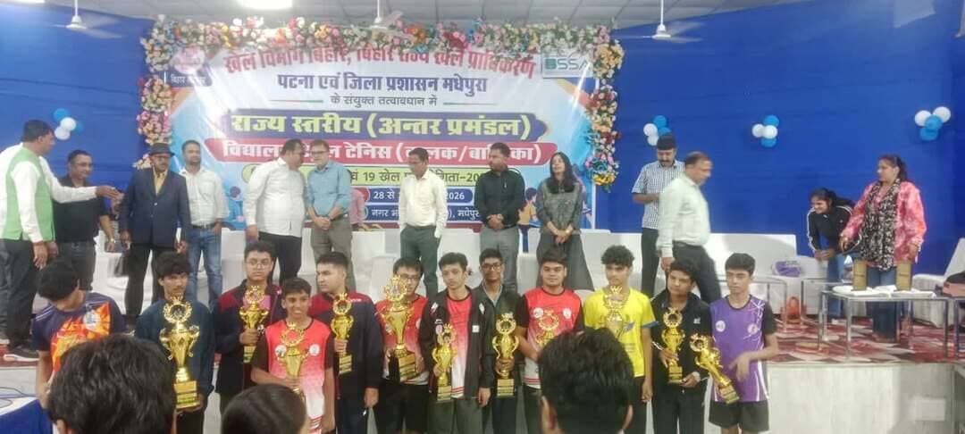 खेल विभाग, बिहार, पटना एवं बिहार राज्य खेल प्राधिकरण, पटना के संयुक्त तत्वावधान में तथा जिला प्रशासन, मधेपुरा के सहयोग से बी पी मंडल नगर भवन टाऊन हाल में दिनांक 28 अक्टूबर से 30 अक्टूबर 2026 तक आयोजित राज्य स्तरीय विद्यालय टेबुल टेनिस प्रतियोगिता सम्पन्न हो गया है-
सफल प्रतिभागी को उपविकास आयुक्त अरुण कुमार,उपाधीक्षक शारीरिक शिक्षा सुश्री अमरपाली कुमारी,राज्य टेबुल टेनिस संध के उपाध्यक्ष सह जिला टेबल टेनिस संध के अध्यक्ष चंद्रशेखर ने संयुक्त रुप से ट्रॉफी प्रमाण पत्र देकर की सम्मानित किये।
कार्यक्रम का संचालन शारीरिक शिक्षा स्वास्थ्य अनुदेशक अरुण कुमार किया।
प्ररिणाम की जानकारी शारीरिक शिक्षा स्वास्थ्य अनुदेशक अरुण कुमार ने दी।
अन्डर 14 बालक वर्ग
आयुष मिश्रा पटना प्रमंडल प्रथम, स्थान प्राप्त किये।
विवान वर्मा पटना प्रमंडल
दुतीय,स्थान प्राप्त किये।
निहुल गुहा पटना प्रमंडल तृतीय,स्थान प्राप्त किये।
अन्डर 14 बालिका वर्ग में
रेशानी आनंद पटना प्रमंडल प्रथम,स्थान प्राप्त किये।
अपूर्वा तिरहुत प्रमंडल दुतीय,स्थान प्राप्त किये।
आरोही रंजन पटना प्रमंडल तृतीय,स्थान प्राप्त किये।
अन्डर 17 बालिका वर्ग मै
सुलेखा पूर्णिया प्रमंडल प्रथम,स्थान प्राप्त किये।
तेजस्वी तेजश्री तिरहुत प्रमंडल दुतीय,स्थान प्राप्त किये।
अनशिका प्रसाद पटना प्रमंडल तृतीय स्थान प्राप्त किये।
अन्डर 17 बालक
आदित्य आनंद दरभंगा प्रमंडल प्रथम,स्थान प्राप्त किये।
अर्णव वत्स पटना प्रमंडल दुतीय,स्थान प्राप्त किये।
नमन कुमार कोशी प्रमंडल तृतीय,स्थान प्राप्त किये।
अन्डर 19 बालिका
नाव्या लक्ष्मी पटना प्रमंडल
प्रथम,स्थान प्राप्त किये।
आरना सावनी तिरहुत प्रमंडल
दुतीय,स्थान प्राप्त किये।
त्रिषा पाल पटना प्रमंडल
तृतीय,स्थान प्राप्त किये।
अन्डर 19 बालक वर्ग में
कुमार दिव्य दर्श पटना प्रमंडल
प्रथम,स्थान प्राप्त किये।
आकाश केसरी पटना प्रमंडल
दुतीय,स्थान प्राप्त किये।
रिसिक स्वाराज पटना प्रमंडल
तृतीय,स्थान प्राप्त किये।
बिहार राज्य खेल प्राधिकरण से तकनीकी पदाधिकारी ने अग्रणी भूमिका निभाई
पंकज कुमार पाण्डेय पटना सह मुख्य निर्णायक सह चयन कर्ता,
साईका परवीन पटना उपमुख्य निर्णायक सह चयन कर्ता , सुश्री नंदिनी पटना, प्रदीप मिश्रा बेगूसराय,एस एम अहद बेगूसराय,शिवनाथ कुमार सिंह समस्तीपुर,मनीष कुमार मधेपुरा, प्रियांशु कुमार पटेल मधेपुरा।
स्थानीय तकनीक पदाधिकारी श्री प्रदीप कुमार श्रीवास्वव राष्ट्रीय अंपायर सह सचिव मधेपुरा जिला टेबल टेनिस संध, श्री अभिजीत कुमार मधेपुरा,आर्यमन स्थिथ पार्वतीयार मधेपुरा, सुमित कुमार।
शारीरिक शिक्षा शिक्षक विमल कुमार भारती,कैलाश कुमार कौशल,मनोज कुमार,अनिल कुमार,प्रवीण कुमार,गौरी शंकर, नीशु कुमार सिन्हा,अरमान अंसारी कुमार,रितेश रंजन,गुलशन कुमार, राहुल कुमार,प्रिय रंजन कुमार,अभिमन्यु कुमार, लुसी कुमारी, सोनी राज,जया भारती,राकेश कुमार,प्रेमलता कुमारी, दीप माला कुमारी,बालकृष्ण कुमार,नीरज कुमार,अमित आनंद,चंदन कुमार, मिथिलेश कुमार राणा, दीपक प्रकाश रंजन,संजय कुमार,आनंद कुमार, प्रेम कुमार,राहुल कुमार,सुमित कुमार,उज्वल कुमार,मिथिलेश कुमार, संजय कुमार,मिथुन कुमार, अभिमन्यु कुमार कुमार प्रिय रंजन इत्यादि।
Information & Public Relations Department, Government of Bihar
Bihar State Sports Authority - BSSA