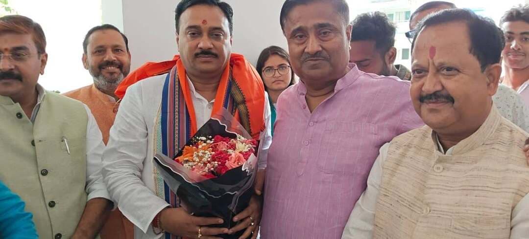 तिरहुत की धरती पर बंगाल के मंत्री उमेश कुमार राय का भव्य स्वागत! विधायक अजीत कुमार ने अंगवस्त्र और पुष्पगुच्छ देकर किया सम्मानित, बोले- बिहार की मिट्टी का बढ़ाया मान
मुजफ्फरपुर। पश्चिम बंगाल सरकार के मंत्री उमेश कुमार राय के मुजफ्फरपुर पहुंचने पर उनका भव्य एवं गर्मजोशी से स्वागत किया गया। पश्चिम बंगाल में हुए दर्दनाक हादसे में जान गंवाने वाले मुजफ्फरपुर के लोगों के परिजनों को मुआवजे की राशि सौंपने पहुंचे मंत्री के सम्मान में बिहार सरकार के पूर्व मंत्री एवं कांटी विधायक इंजीनियर अजीत कुमार ने अपने समर्थकों के साथ विशेष स्वागत कार्यक्रम आयोजित किया।
इस दौरान विधायक अजीत कुमार ने मंत्री उमेश कुमार राय को पुष्पगुच्छ भेंट कर एवं अंगवस्त्र ओढ़ाकर सम्मानित किया। उन्होंने मंत्री के उज्ज्वल भविष्य की कामना करते हुए कहा कि पश्चिम बंगाल सरकार में मंत्री के रूप में महत्वपूर्ण जिम्मेदारी निभाकर उमेश कुमार राय ने बिहार की मिट्टी का मान-सम्मान बढ़ाया है। यह पूरे बिहार के लिए गर्व की बात है।
विधायक ने कहा कि दूसरे राज्य में रहकर भी बिहार के लोगों के प्रति संवेदनशीलता और अपनापन दिखाना बेहद सराहनीय है। बंगाल हादसे में अपनों को खो चुके मुजफ्फरपुर के पीड़ित परिवारों को आर्थिक सहायता पहुंचाने के लिए मंत्री का स्वयं यहां आना उनकी मानवीय संवेदना और सामाजिक जिम्मेदारी को दर्शाता है।
इस मौके पर स्थानीय कार्यकर्ता और कई गणमान्य लोग भी मौजूद रहे।
बिहार की मिट्टी से जुड़ाव और पीड़ित परिवारों के प्रति संवेदना की यह तस्वीर आपसी भाईचारे और मानवीय रिश्तों की मिसाल पेश करती है।
#TirhutNow #UmeshKumarRoy #AjitKumar #MuzaffarpurNews #BiharNews