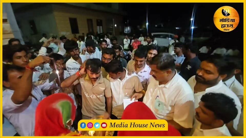 बाड़मेर गादान को मिला युवा सरपंच,दिपक नाई 30 वोंटो के साथ विजय, गांव में जश्न का माहौल.... देखिए खबर...