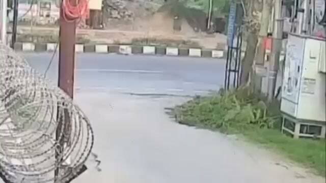 सहस्त्रधारा में कुछ इस तरह अज्ञात युवकों द्वारा एक महिला के अपहरण करने की कोशिश की गई।
सीसीटीवी फ़ुटेज के बाद सामने आई तस्वीरे।
महिला के शोर मचाने पर स्थानीय लोग के डर के भाग निकले युवक।
#dehraduncity #dehradunnews #UttarakhandNews #DehradunPolice #CrimeNewsUttarakhand