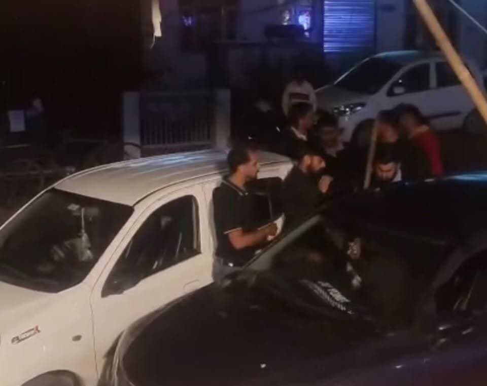 वाहनों में टक्कर के बाद राजगढ़ रोड में युवकों के बीच हुई भिड़ंत सोशल मीडिया पर वीडियो हो रहा है वायरल