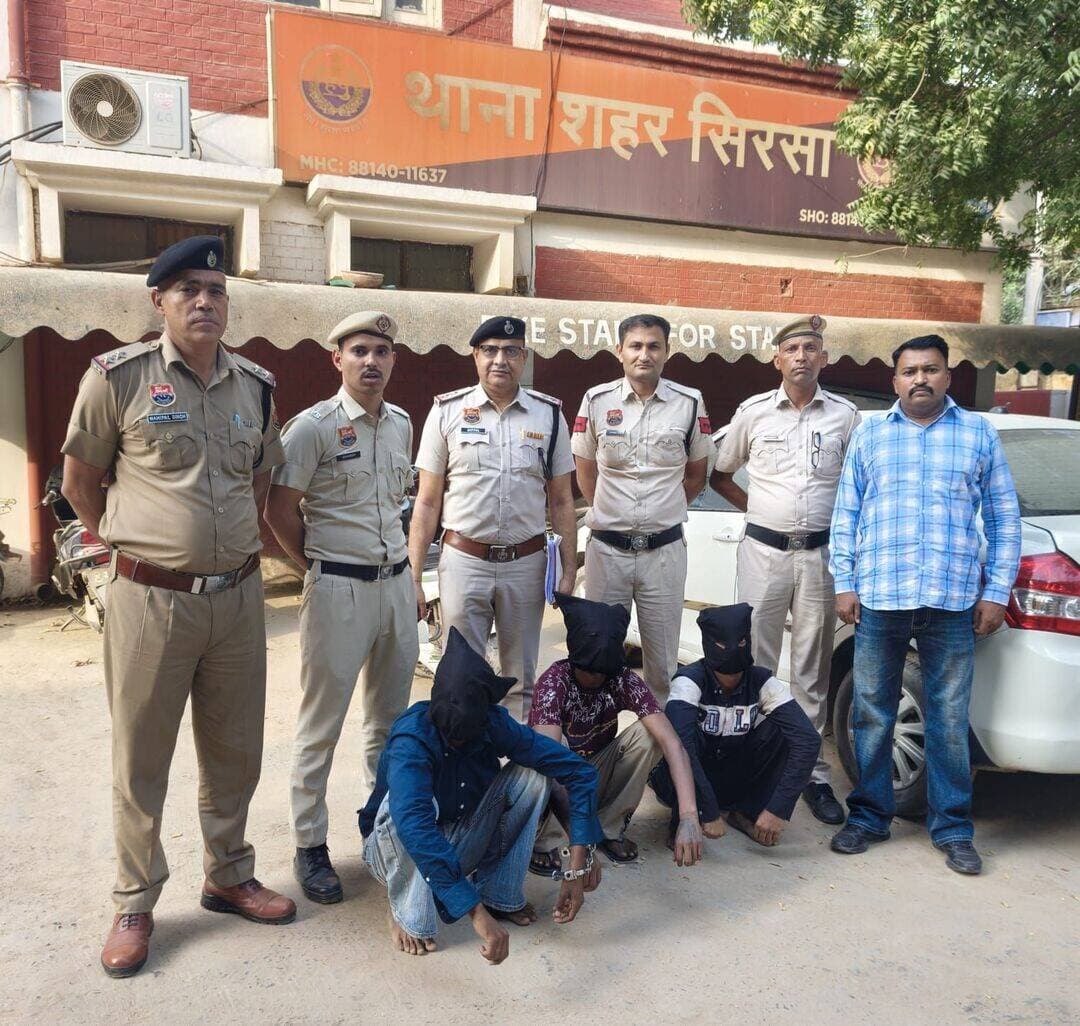 शिव चौक पर चाकुओं से हमला कर युवक की हत्या करने के 3 आरोपी गिरफ्तार, दो दिन का रिमांड
पुरानी रंजिश में बाइक सवार तीन दोस्तों पर किया था हमला, राहुल उर्फ फौजी की बठिंडा एम्स में उपचार के दौरान हुई मौत; दूसरे घायल का निजी अस्पताल में इलाज जारी
सिरसा।
शहर के शिव चौक पर पुरानी रंजिश के चलते बाइक सवार तीन दोस्तों पर चाकुओं से हमला कर युवक की हत्या करने के मामले में सिरसा पुलिस ने तीन मुख्य आरोपियों को वारदात के 48 घंटे के भीतर गिरफ्तार कर लिया है। गिरफ्तार आरोपियों की पहचान सैम कुमार पुत्र बंशीलाल और सन्नी कुमार पुत्र राजकुमार निवासी सर्कुलर रोड, शिव चौक सिरसा तथा सक्षम वर्मा पुत्र दीपक निवासी बेगू रोड सिरसा के रूप में हुई है। शहर थाना प्रभारी इंस्पेक्टर संतोष कुमार ने बताया कि 27 अक्टूबर की रात राहुल उर्फ फौजी, अरुण कुमार और साहिल बाइक पर जा रहे थे। इसी दौरान शिव चौक के पास कुछ युवकों ने उनका रास्ता रोक लिया और चाकुओं से हमला कर दिया। हमले में राहुल और अरुण गंभीर रूप से घायल हो गए, जबकि तीसरे दोस्त साहिल ने दोनों को नागरिक अस्पताल पहुंचाया। हालत गंभीर होने पर चिकित्सकों ने उन्हें रेफर कर दिया। परिजन दोनों को निजी अस्पताल ले गए, जहां से राहुल को गंभीर हालत में बठिंडा एम्स रेफर किया गया। 28 अक्टूबर की देर रात उपचार के दौरान राहुल ने दम तोड़ दिया। अरुण का सिरसा के निजी अस्पताल में उपचार जारी है।
पुलिस के अनुसार, घायल अरुण कुमार पुत्र राकेश कुमार निवासी चतरगढ़ पट्टी ने अपने बयान में बताया कि शिव चौक के पास कीर्ति नगर निवासी सुजल और उसके साथियों ने उनका रास्ता रोककर हमला किया था। पुलिस अधीक्षक दीपक सहारन के निर्देश पर सीआईए सिरसा और शहर थाना पुलिस की टीमें गठित की गईं। अरुण के बयान के आधार पर चार नामजद सहित आठ अन्य आरोपियों के खिलाफ हत्या का मामला दर्ज किया गया। प्रारंभिक जांच में साहिल और सुजल के बीच पुरानी रंजिश की बात सामने आई है। पुलिस ने बठिंडा एम्स में राहुल के शव का पोस्टमार्टम करवाकर परिजनों को सौंप दिया था। गिरफ्तार तीनों आरोपियों को शुक्रवार को अदालत में पेश कर पुलिस रिमांड पर लिया जाएगा। थाना प्रभारी ने बताया कि मामले में अन्य आरोपियों की भूमिका की भी जांच की जा रही है। वारदात में संलिप्त पाए जाने वाले प्रत्येक व्यक्ति के खिलाफ नियमानुसार कार्रवाई की जाएगी।