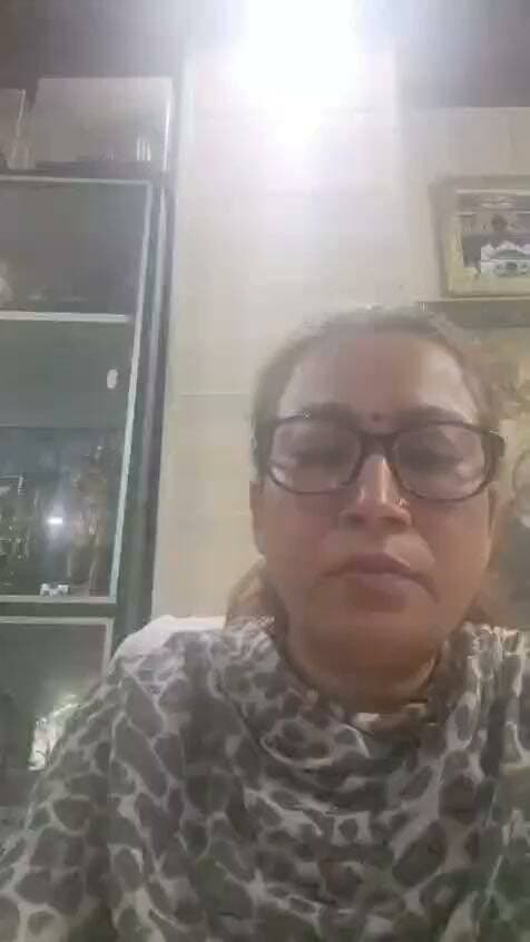 देहरादून के कैंट थाने में दर्ज हुआ गंभीर मामला
मंत्री रेखा आर्य नाम की महिला ने अपने पति गिरधारी लाल साहू पर धोखाधड़ी और उत्पीड़न का गंभीर आरोप लगाया है।
शादी की बात छिपाने का आरोप:
पीड़िता का कहना है कि आरोपी ने अपनी पहली शादी की बात छिपाकर उससे विवाह किया था।
अवैध संबंध और मारपीट:
विरोध करने पर आरोपी पति द्वारा मारपीट करने, गाली-गलौज करने और जान से मारने की धमकी देने का आरोप है।
जातिसूचक गालियां देने का आरोप
वादिनी का यह भी आरोप है कि आरोपी ने सरकारी आवास में स्टाफ के समक्ष अपमानजनक जातिसूचक शब्दों का प्रयोग किया।
फर्जी दस्तावेजों से निदेशक पद से हटाया: पीड़िता के कूट रचित हस्ताक्षर कर और फर्जी दस्तावेजों के जरिए उसे कंपनी के निदेशक पद से निवृत्त दर्शाया गया।
जान से मारने का षड्यंत्र: हाल ही में एक ऑडियो से पता चला है कि आरोपी महिला से बात करते हुए जान से मारने का षड्यंत्र रच रहा है।
पुलिस जांच शुरू:
पीड़िता ने पति के खिलाफ प्रथम सूचना रिपोर्ट दर्ज कर कानूनी कार्रवाई की मांग की है।