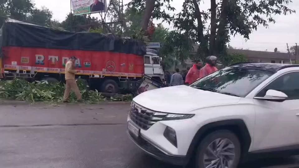 आशारोड़ी पर फिर हुआ सड़क हादसा।
राशन से भरा हुआ ट्रक ब्रेक ना लगने के कारण पेड़ से टकराया।
हादसे में ट्रक के क्लीनर विकास सर्वानंद की हुई मौत।
ड्राइवर ओर क्लीनर को काफी मशक्कत के बाद निकाला ट्रक से।
हरियाणा से चावल लेकर आ रहे थे।
घायल बॉबी को कराया अस्पताल में भर्ती।
कोतवाली पटेल नगर क्षेत्र का मामला।