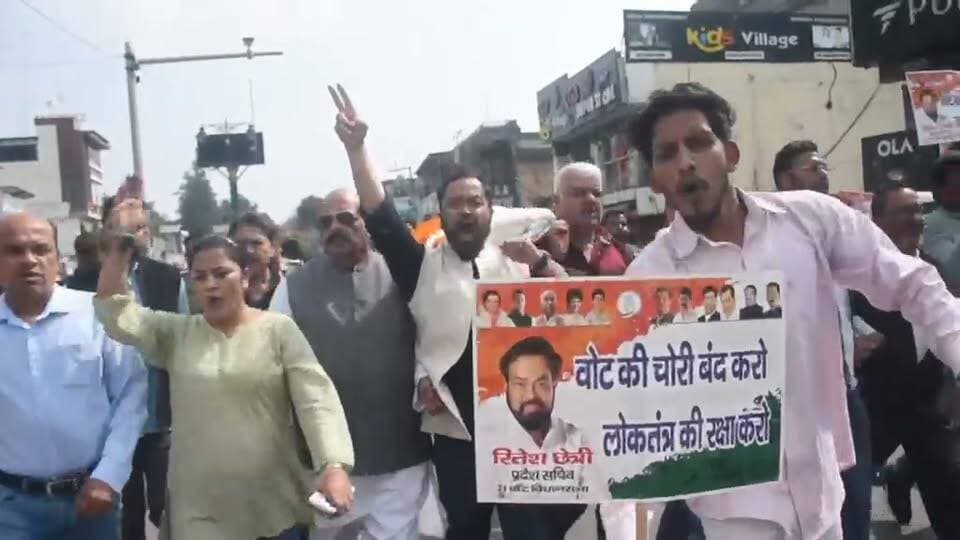 मुख्य चुनाव आयुक्त ज्ञानेश कुमार के इस्तीफे की मांग को लेकर कांग्रेस ने निकाली शव यात्रा।
कांग्रेस प्रदेश महासचिव रितेश क्षेत्री के नेतृत्व में निकली है शव यात्रा।
जब तक इस्तीफा नहीं होगा इसे प्रदर्शन जाती रहेंगे-कांग्रेस।
#dehraduncity #dehradunnews #UttarakhandNews #congressnews #riteshchetri