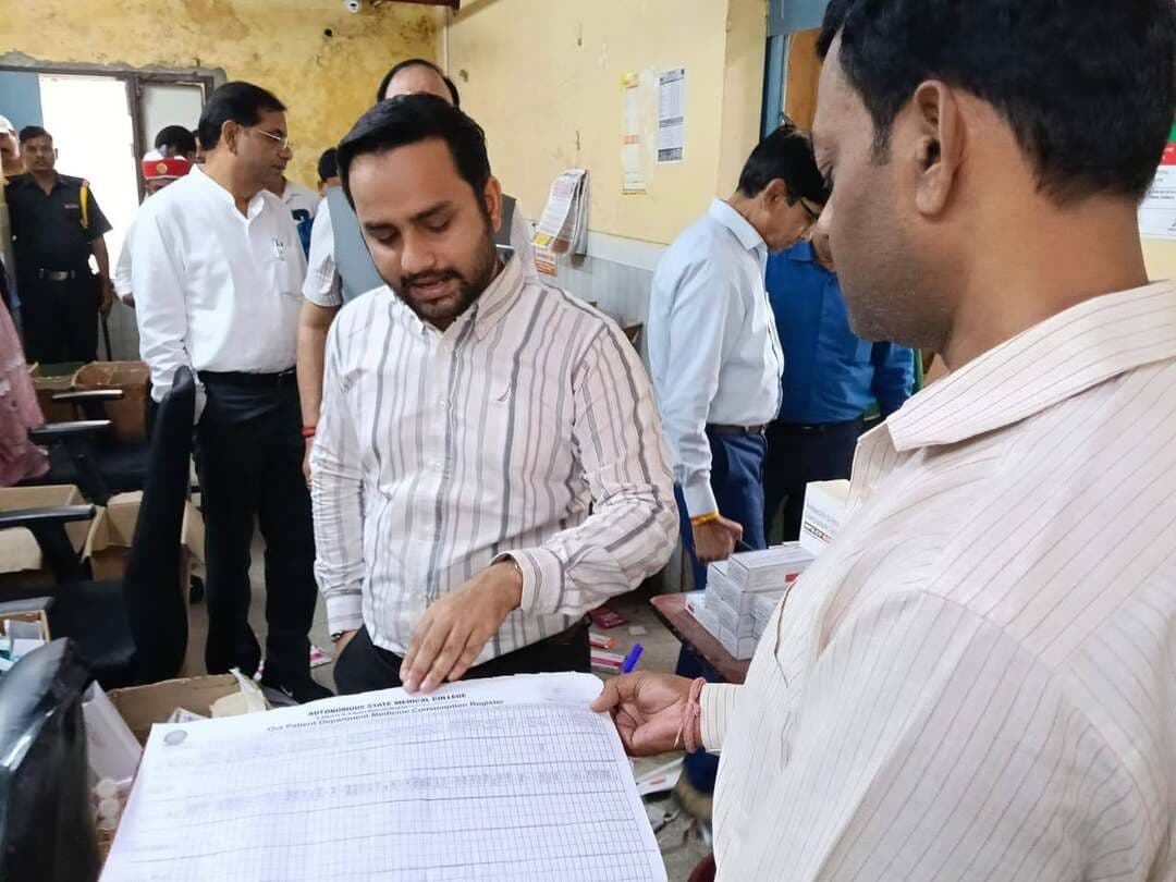 सीडीओ ने परखी मेडिकल कॉलेज की स्वास्थ्य सेवाएं, कमियां दूर करने के दिए निर्देश
शाहजहांपुर। मुख्य विकास अधिकारी उत्कर्ष द्विवेदी ने राजकीय मेडिकल कॉलेज का निरीक्षण कर स्वास्थ्य सेवाओं और व्यवस्थाओं का जायजा लिया। उन्होंने हड्डी विभाग, दवा वितरण कक्ष, पीएनसी वार्ड, मेडिकल वार्ड और बुजुर्ग वार्ड का निरीक्षण किया। इसके अलावा इमरजेंसी वार्ड में चल रहे मरम्मत कार्य और 50 शैय्या वार्ड के निर्माणाधीन भवन की प्रगति भी देखी। निरीक्षण के दौरान मिली कमियों को तत्काल दूर कराने के निर्देश संबंधित अधिकारियों को दिए।इसके बाद सीडीओ ने सीएमओ, मेडिकल कॉलेज के प्राचार्य, मुख्य चिकित्सा अधीक्षक और चिकित्सा अधीक्षक सहित अन्य अधिकारियों के साथ बैठक की। उन्होंने अस्पताल से जुड़ी विभिन्न समस्याओं की जानकारी लेते हुए स्वास्थ्य सेवाओं में सुधार और मरीजों को बेहतर सुविधाएं उपलब्ध कराने के निर्देश दिए। निरीक्षण के दौरान सीएमओ डॉ. विवेक कुमार मिश्र, प्राचार्य डॉ. राजेश कुमार, डॉ. सरोज, डॉ. महेंद्र पाल गंगवार सहित अन्य स्टाफ मौजूद रहा।