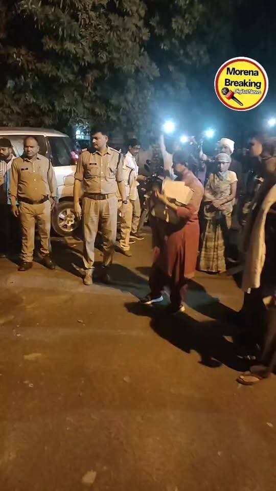 मुरैना के ओवर ब्रिज पुल के पास श्री हरी हॉस्पिटल में प्रसूता महिला को भर्ती कराया गया था, जहां उसने बच्चे को जन्म दिया लेकिन महिला की तबीयत बिगड़ने के बाद डॉक्टर के द्वारा ग्वालियर रेफर कर दिया, लेकिन रास्ते में उसकी मौत हो गई जिसके बाद शव को स्टेशन थाने लाया गया है, जहां पुलिस पूरे मामले की जांच में जुटी है 👇