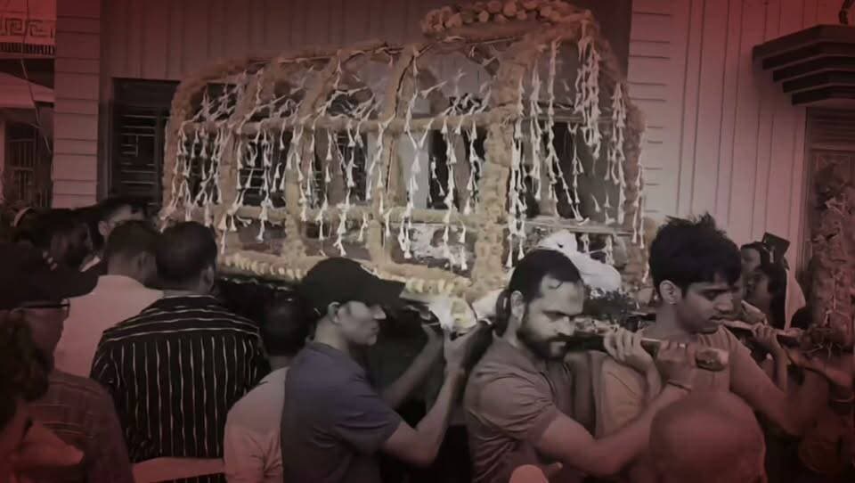 करवाचौथ पर पत्नी के साथ आखिरी तस्वीर! कुछ घंटे बाद सौरा नदी में समा गई जिंदगी, उजड़ गया पूरा परिवार...
#Purnea #PurniaNews #PurneaCentralNews #BiharNews #KarwaChauth #SauraRiver #CaptainPul #PurneaAccident #VinayKumar #BabluVishwas #SadNews #BreakingNews #PurneaPolice #biharbreakingnews