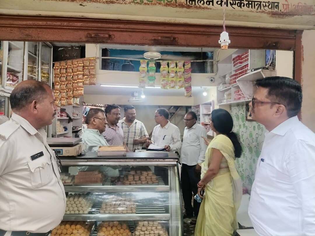 त्योहारों के मद्देनजर सोहागपुर में संयुक्त टीम द्वारा खाद्य प्रतिष्ठानों की जांच, 5 किलो मावा नष्ट, नमूने लिए
कलेक्टर नर्मदापुरम श्री आशीष वशिष्ठ के निर्देश पर आगामी त्योहारों को देखते हुए शुक्रवार को राजस्व एवं खाद्य सुरक्षा विभाग की संयुक्त टीम ने सोहागपुर के विभिन्न खाद्य प्रतिष्ठानों पर जांच और सैंपलिंग की कार्रवाई की।
कार्रवाई के दौरान बीकानेर मिष्ठान भंडार के कारखाने से मावा एवं मावा बर्फी के नमूने लिए गए। साफ-सफाई न मिलने पर नोटिस जारी किया गया। कमानी गेट स्थित सपना स्वीट्स से मावा का नमूना लिया गया और 5 किलो मावे का विनष्टीकरण कराया गया।
इसके अलावा अंजलि स्वीट्स से लड्डू एवं मिठाई, दुबे स्वीट से गुजिया और कलाकंद, मेघा स्वीट्स से मावा पेड़ा और दूध मावा बर्फी के नमूने लिए गए।
यह कार्रवाई एसडीएम श्रीमती बबीता राठौर, तहसीलदार शक्ति सिंह, नायब तहसीलदार राम सिपाही मरावी और खाद्य सुरक्षा अधिकारी जितेंद्र सिंह राणा द्वारा की गई। सभी स्थायी मिठाई निर्माताओं को साफ-सफाई का विशेष ध्यान रखने के निर्देश दिए गए। नमूने राज्य खाद्य प्रयोगशाला भोपाल भेजे जा रहे हैं, रिपोर्ट आने पर वैधानिक कार्रवाई की जाएगी।
#narmadapuram CM Madhya Pradesh Dr Mohan Yadav Jansampark Madhya Pradesh Home Department of Madhya Pradesh Directorate of Health Services, Madhya Pradesh Department of Food, Civil Supplies & Protection - Madhya Pradesh