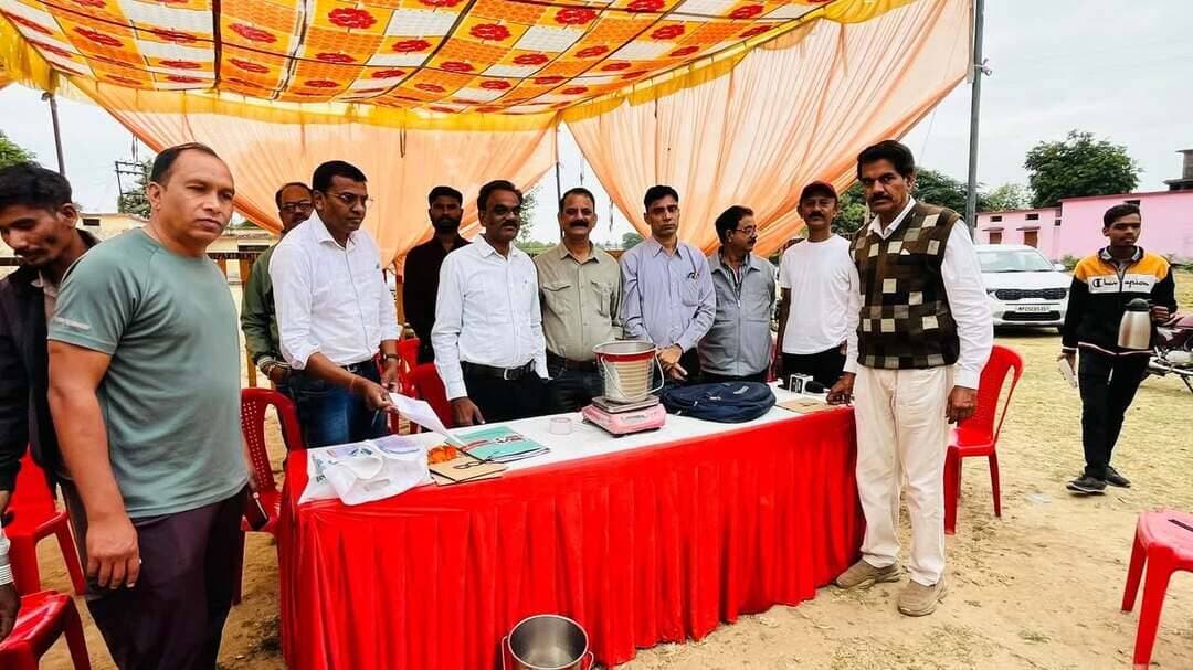 वृंदावन ग्राम रायपुर में गोपाल कृष्ण ग्राम प्रतियोगिता का आयोजन, पशुपालकों ने उत्साहपूर्वक लिया भाग
तीन दिनों तक चलेगी प्रतियोगिता, सर्वाधिक दुग्ध उत्पादन करने वाली गाय के पालक को मिलेगा एक लाख रुपये का प्रथम पुरस्कार
मुख्यमंत्री डॉ. मोहन यादव की मंशा के अनुरूप विधानसभा क्षेत्र नर्मदापुरम के चयनित वृंदावन ग्राम रायपुर में 29 से 31 अक्टूबर 2026 तक गोपाल कृष्ण ग्राम प्रतियोगिता का आयोजन किया जा रहा है। कलेक्टर श्री आशीष वशिष्ठ के नेतृत्व एवं जिला पंचायत के मुख्य कार्यपालन अधिकारी श्री हिमांशु जैन के मार्गदर्शन में आयोजित इस प्रतियोगिता में क्षेत्र के पशुपालक अपनी गायों के साथ उत्साहपूर्वक सहभागिता कर रहे हैं।
प्रतियोगिता के निर्धारित कार्यक्रम के अनुसार 30 अक्टूबर को प्रातः समिति के समक्ष पारदर्शी प्रक्रिया के तहत गायों का दुग्ध दोहन कराया गया तथा इलेक्ट्रॉनिक मशीन से दूध का वजन किया गया। प्रतियोगिता के नियमों के अनुसार प्रत्येक गाय के तीन समय के दुग्ध उत्पादन का औसत निकालकर अंतिम परिणाम निर्धारित किया जाएगा।
प्रतियोगिता में उत्कृष्ट दुग्ध उत्पादन करने वाले पशुपालकों को प्रोत्साहित करने के लिए प्रथम पुरस्कार के रूप में एक लाख रुपये, द्वितीय पुरस्कार 50 हजार रुपये तथा तृतीय पुरस्कार 25 हजार रुपये प्रदान किए जाएंगे।
गोपाल कृष्ण ग्राम प्रतियोगिता का मुख्य उद्देश्य ग्रामीण क्षेत्रों में उन्नत भारतीय नस्ल के पशुपालन को प्रोत्साहित करना, दुग्ध उत्पादन में वृद्धि करना तथा पशुपालकों की आर्थिक स्थिति को सुदृढ़ करना है। इस पहल के माध्यम से पशुपालकों को बेहतर पशुपालन के लिए प्रोत्साहित करने के साथ ग्रामीण अर्थव्यवस्था को मजबूती प्रदान करने का प्रयास किया जा रहा है।
प्रतियोगिता के दौरान पशुपालन एवं डेयरी विभाग नर्मदापुरम के संचालक डॉ. विनोद कुमार पटेल, ग्राम नोडल अधिकारी डॉ. अरविंद गुप्ता, विकासखंड पशु चिकित्सा अधिकारी डॉ. राजेंद्र कुमार शर्मा, सहायक पशु चिकित्सा क्षेत्र अधिकारी श्री आलोक कुलश्रेष्ठ, एस.पी. साहू, सी.एम. बड़ोदिया, चंद्र प्रकाश कुरेले, जितेंद्र कुमरे, राजेश बडकुर, शुभम सराठे, गौ सेवक श्री हर्ष साहू, प्रदीप यादव एवं सहायक श्री राजकुमार उपस्थित रहे।
#narmadapuram CM Madhya Pradesh Dr Mohan Yadav Jansampark Madhya Pradesh Panchayat, Rural Development and Social Welfare Department of Madhya Pradesh Department of Animal Husbandry, Madhya Pradesh