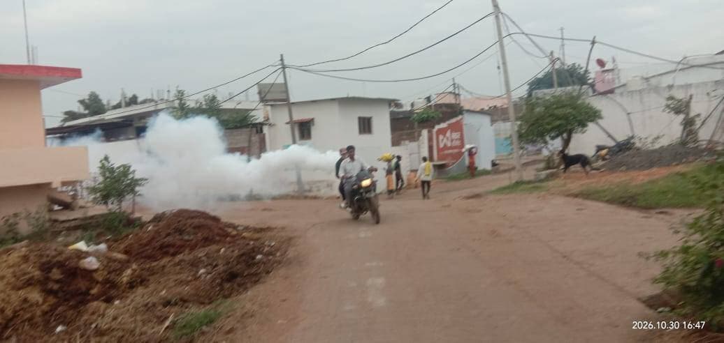 भिलाड़ियाकला में मच्छर जनित रोगों की रोकथाम के लिए स्वास्थ्य विभाग ने चलाया विशेष अभियान
जिले में मच्छर जनित रोगों की रोकथाम के लिए स्वास्थ्य विभाग का अमला सक्रिय है। ग्राम भिलाड़ियाकला में बुखार पीड़ित मरीजों की जांच और रोकथाम के लिए जिला मलेरिया दल एवं विकासखंड स्तरीय स्वास्थ्य दल द्वारा विशेष अभियान चलाया गया।
जिला मलेरिया अधिकारी के अनुसार गांव की जनसंख्या लगभग 2150 और करीब 430 घर हैं। स्वास्थ्य दल ने घर-घर जाकर फीवर सर्वे और लार्वा सर्वे किया।
मच्छरों के प्रजनन को रोकने के लिए 408 घरों में लार्वा सर्वे किया गया, साथ ही टेमोफॉस एवं पायरेथ्रम का छिड़काव, पूरे गांव में फॉगिंग और तालाब में गंबूसिया मछलियों का संचयन कराया गया। लार्वा नाशक दवाएं पर्याप्त मात्रा में उपलब्ध हैं और अतिरिक्त खेप भी भेजी गई है।
मलेरिया टेक्निकल सुपरवाइजर को स्थानीय स्वास्थ्य कार्यकर्ताओं के साथ प्रतिदिन भ्रमण कर लार्वा सर्वे और फॉगिंग जारी रखने के निर्देश दिए गए हैं। ग्रामीणों को मच्छरों से बचाव और स्वच्छता के प्रति जागरूक भी किया जा रहा है।
#narmadapuram CM Madhya Pradesh Dr Mohan Yadav Jansampark Madhya Pradesh General Administration Department, MP Home Department of Madhya Pradesh Directorate of Health Services, Madhya Pradesh