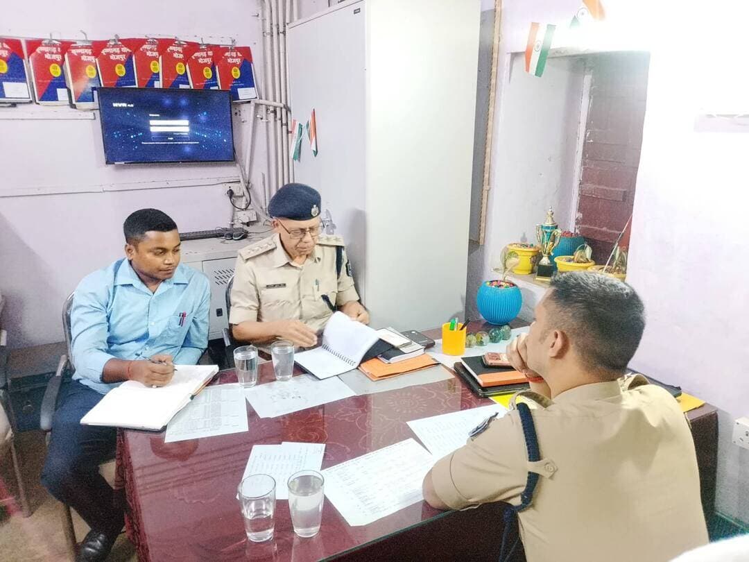आज दिनांक 30 अक्टूबर 2026 को पुलिस अधीक्षक, भोजपुर द्वारा कृष्णागढ़ थाना का निरीक्षण किया गया। इस दौरान थाने की कार्यप्रणाली, लंबित कांडों की स्थिति, अनुसंधान की प्रगति एवं क्षेत्र में विधि-व्यवस्था संधारण से संबंधित विभिन्न बिंदुओं की विस्तृत समीक्षा की गई।
निरीक्षण के क्रम में थाने के अभिलेखों के रख-रखाव, थाना परिसर की साफ-सफाई, सुरक्षा व्यवस्था, मालखाना की स्थिति तथा गश्ती वाहनों की कार्यप्रणाली का बारीकी से जायजा लिया गया। साथ ही, लंबित कांडों एवं अन्य कार्यों की अद्यतन स्थिति की जानकारी लेते हुए संबंधित पुलिस पदाधिकारियों को आवश्यक सुधार करने तथा सभी कार्यों का नियमानुसार एवं समयबद्ध निष्पादन सुनिश्चित करने का निर्देश दिया गया।
इसके साथ ही, थाने आने वाले नागरिकों की समस्याएं संवेदनशीलता से सुनकर उन पर त्वरित कार्रवाई करने और पुलिस-जन सहयोग बढ़ाने पर विशेष बल दिया गया।
क्षेत्र में अपराध नियंत्रण व विधि-व्यवस्था बनाए रखने के लिए प्रभावी गश्त को और अधिक सुदृढ़ करने का निर्देश दिया गया। संवेदनशील व महत्वपूर्ण क्षेत्रों में नियमित एवं रात्रि गश्ती के साथ पुलिस की सक्रिय उपस्थिति सुनिश्चित करने और संदिग्ध गतिविधियों पर सतत निगरानी रखने के लिए आवश्यक दिशा-निर्देश दिए गए।
निरीक्षण के दौरान अनुमंडल पुलिस पदाधिकारी सदर -02,थानाध्यक्ष कृष्णागढ़ सहित अन्य संबंधित पुलिस पदाधिकारी एवं कर्मी उपस्थित रहे।