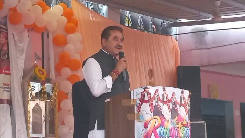 Baddi में जिला स्तरीय रंग उत्सव कार्यक्रम को संबोधित करते हुए दून के विधायक रामकुमार चौधरी