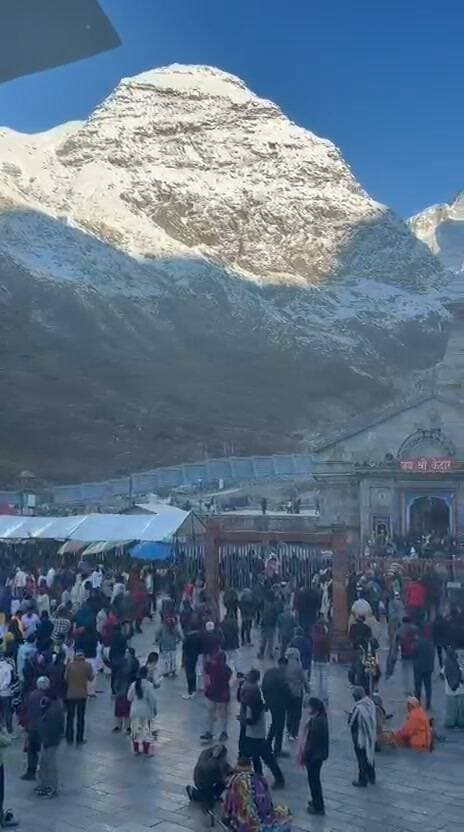 ❄️ मौसम खुलते ही निखरी केदारपुरी की खूबसूरती, बर्फ की सफेद चादर में चांदी सी चमकी बाबा की नगरी🙏
विश्व प्रसिद्ध श्री केदारनाथ धाम में 48 घंटे से अधिक समय बाद मौसम खुलने से राहत मिली है। लगातार हुई बर्फबारी के बाद धूप खिलते ही बर्फ से ढकी केदारपुरी का मनमोहक नजारा सामने आया है। चारों ओर बर्फ की सफेद चादर और ऊंची चोटियों पर जमी बर्फ बाबा की नगरी की खूबसूरती में चार चांद लगा रही है।
हालांकि, बर्फबारी के बाद धाम में ठंड का प्रकोप भी बढ़ गया है। तापमान में गिरावट के चलते कड़ाके की ठंड महसूस की जा रही है।
इधर, केदारनाथ यात्रा अब अंतिम चरण में पहुंच चुकी है, लेकिन बाबा के भक्तों का उत्साह बरकरार है। अब तक 18 लाख 67 हजार से अधिक श्रद्धालु बाबा केदार के दर्शन कर चुके हैं।
एक ओर बर्फबारी से निखरी केदारपुरी का अद्भुत सौंदर्य, तो दूसरी ओर हाड़ कंपाने वाली ठंड... प्रकृति की खूबसूरती और आस्था का अनूठा संगम देखने को मिल रहा है।
🔱 जय बाबा केदार! हर हर महादेव!🙏
\#KedarnathDham #Kedarnath #BabaKedar #Uttarakhand #Snowfall #KedarnathYatra2026 #Rudraprayag #जयबाबाकेदार
