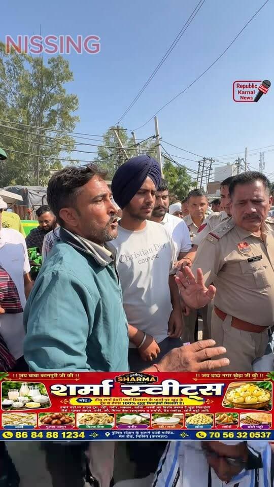 गेट पास न मिलने से किसानों ने लगाया आज जाम। कई किलोमीटर का जाम लगने से अधिकारियों की हालत हुई खराब।