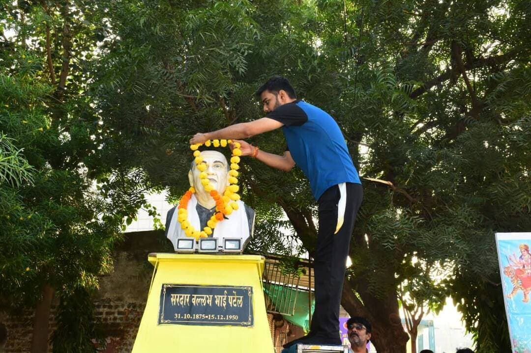 #राष्ट्रीय_एकता_दिवस के अवसर पर बड़वानी जिले में आयोजित #RunForUnity का समापन सरदार वल्लभभाई पटेल स्मारक पर हुआ। यहाँ जिला पंचायत सीईओ श्री अर्पित गुप्ता, प्रभारी पुलिस अधीक्षक श्री विनोद कुमार सिंह, सहायक कलेक्टर श्री माधव अग्रवाल सहित अन्य अधिकारियों एवं जनप्रतिनिधियों ने सरदार पटेल की प्रतिमा पर माल्यार्पण कर श्रद्धांजलि अर्पित की एवं राष्ट्रीय एकता का संकल्प लिया।
Barwani Police
#JansamparkMP
#Badwani