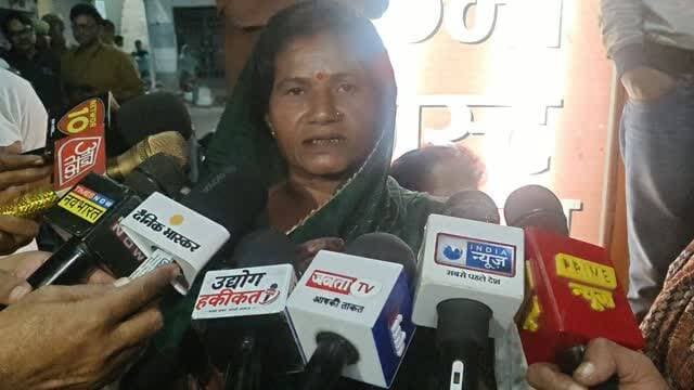 11 होटलो पर जब झांसी में पुलिस ने मारी Raid, तब स्थानीय महिला का क्या कहना है सुनिए