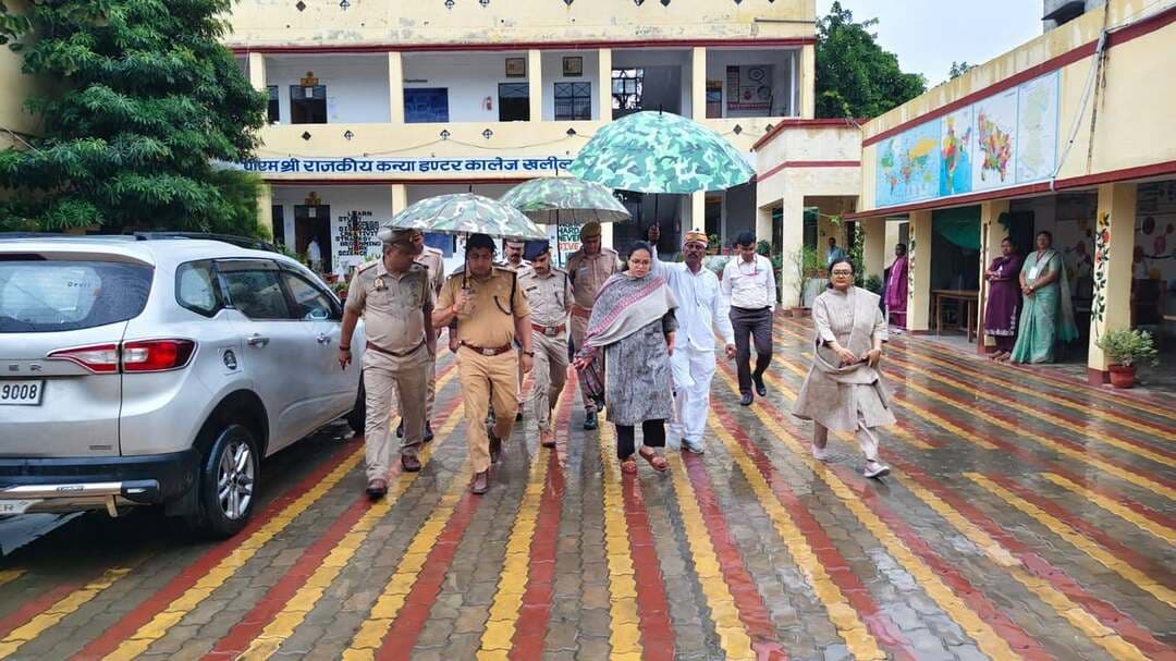 डीएम-एसपी ने PET परीक्षा केंद्रों का किया निरीक्षण, 82.08 प्रतिशत परीक्षार्थी रहे उपस्थित
संतकबीरनगर। उत्तर प्रदेश अधीनस्थ सेवा चयन आयोग की प्रारंभिक अर्हता परीक्षा (PET)-2026 को नकलविहीन एवं पारदर्शी ढंग से संपन्न कराने के लिए जिलाधिकारी अनुज मलिक और पुलिस अधीक्षक संदीप कुमार मीना ने खलीलाबाद के विभिन्न परीक्षा केंद्रों का निरीक्षण किया।
अधिकारियों ने मौलाना आजाद इंटर कॉलेज, एचआर पीजी कॉलेज और पीएम श्री राजकीय कन्या इंटर कॉलेज पहुंचकर सुरक्षा व्यवस्था, सीसीटीवी कैमरे, पेयजल, बिजली और बैठने की व्यवस्थाओं का जायजा लिया। साथ ही केंद्र व्यवस्थापकों और ड्यूटी पर तैनात अधिकारियों को आवश्यक दिशा-निर्देश दिए। जनपद के आठ परीक्षा केंद्रों पर प्रथम पाली में पंजीकृत 2,952 परीक्षार्थियों में से 2,423 उपस्थित रहे, जबकि 529 अनुपस्थित रहे। इस प्रकार कुल उपस्थिति 82.08 प्रतिशत दर्ज की गई।