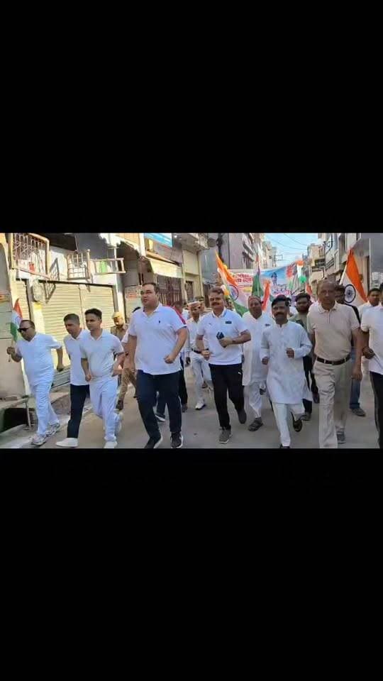 🇮🇳 राष्ट्रीय एकता दिवस पर कासगंज में दौड़ा जनसैलाब, डीएम-एसपी ने दिया एकता का संदेश
राष्ट्रीय एकता दिवस के अवसर पर जिलाधिकारी प्रणय सिंह एवं पुलिस अधीक्षक ओपी सिंह के नेतृत्व में रन फॉर यूनिटी का आयोजन किया गया। सोरों गेट तिराहे से गांधी मूर्ति चौराहे तक निकली एकता दौड़ में पुलिसकर्मियों, व्यापारियों और छात्र-छात्राओं ने उत्साहपूर्वक भाग लिया।
कार्यक्रम के दौरान ड्रोन कैमरे से सुरक्षा व्यवस्था की निगरानी की गई। समापन पर प्रतिभागियों को फल एवं जलपान वितरित किया गया।
🇮🇳 एकता, अखंडता और भाईचारे का संदेश देता राष्ट्रीय एकता दिवस!
#NationalUnityDay #RunForUnity #Kasganj #राष्ट्रीयएकतादिवस