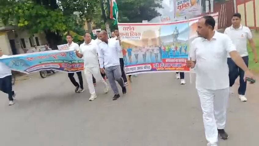 #बलिया में राष्ट्रीय एकता दिवस पर देशभक्ति का दिखा जबरदस्त जज्बा! #लौह_पुरुष सरदार #वल्लभभाई #पटेल की 150वीं #जयंती पर रिजर्व पुलिस लाइन्स से बलिया पुलिस ने निकाली भव्य ‘#RUN FOR UNITY’ एकता दौड़। अपर पुलिस अधीक्षक दक्षिणी संजय वर्मा ने हरी झंडी दिखाकर दौड़ का किया शुभारंभ। पुलिस अधिकारियों, जवानों, स्वयंसेवी संस्थाओं और आम नागरिकों ने उत्साहपूर्वक प्रतिभाग कर दिया एकता, अखंडता और राष्ट्रप्रेम का संदेश। ‘एक भारत-श्रेष्ठ भारत’ के नारों से गूंज उठा पूरा माहौल।
#followerseveryone #nonfollowersviewers
#RunForUnity #NationalUnityDay #SardarVallabhbhaiPatel #BalliaPolice #UnityInDiversity