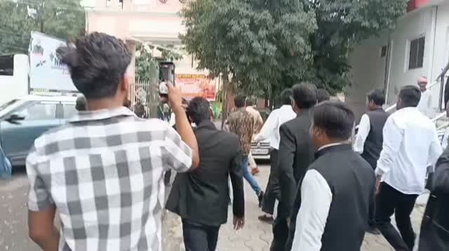 लो भैया कल झांसी में वकीलों ने पुलिस से मारपीट की और चौकी इंचार्ज को दौड़ाया फिर वकीलों पर दर्ज हुआ मुकदमा