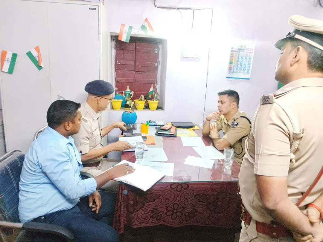 एसपी ने कृष्णागढ़ थाना का किया निरीक्षण, लंबित कांडों के त्वरित निष्पादन का दिया निर्देश
अभिलेखों, मालखाना, साफ-सफाई और सुरक्षा व्यवस्था का लिया जायजा, अपराध नियंत्रण के लिए रात्रि गश्ती बढ़ाने पर दिया जोर
आरा। भोजपुर के पुलिस अधीक्षक ने शुक्रवार, 30 अक्टूबर को कृष्णागढ़ थाना का निरीक्षण किया। इस दौरान उन्होंने थाने की कार्यप्रणाली, लंबित कांडों की स्थिति, अनुसंधान की प्रगति और क्षेत्र में विधि-व्यवस्था संधारण की विस्तृत समीक्षा की।
निरीक्षण के क्रम में एसपी ने थाना के अभिलेखों के रख-रखाव, परिसर की साफ-सफाई, सुरक्षा व्यवस्था, मालखाना और गश्ती वाहनों की स्थिति का जायजा लिया। उन्होंने लंबित कांडों की अद्यतन स्थिति की जानकारी लेते हुए संबंधित पुलिस पदाधिकारियों को अनुसंधान में तेजी लाने और सभी मामलों का नियमानुसार समयबद्ध निष्पादन करने का निर्देश दिया।
एसपी ने थाने में आने वाले फरियादियों की शिकायतों को संवेदनशीलता से सुनने और त्वरित कार्रवाई सुनिश्चित करने पर विशेष जोर दिया। उन्होंने कहा कि पुलिस-पब्लिक के बीच बेहतर समन्वय स्थापित करना जरूरी है।
वहीं, अपराध नियंत्रण और विधि-व्यवस्था बनाए रखने के लिए क्षेत्र में प्रभावी गश्ती बढ़ाने का निर्देश दिया। संवेदनशील इलाकों में नियमित और रात्रि गश्ती करने के साथ संदिग्ध गतिविधियों पर लगातार नजर रखने को कहा।
निरीक्षण के दौरान अनुमंडल पुलिस पदाधिकारी सदर-02, कृष्णागढ़ थानाध्यक्ष सहित अन्य पुलिस पदाधिकारी और कर्मी मौजूद रहे।