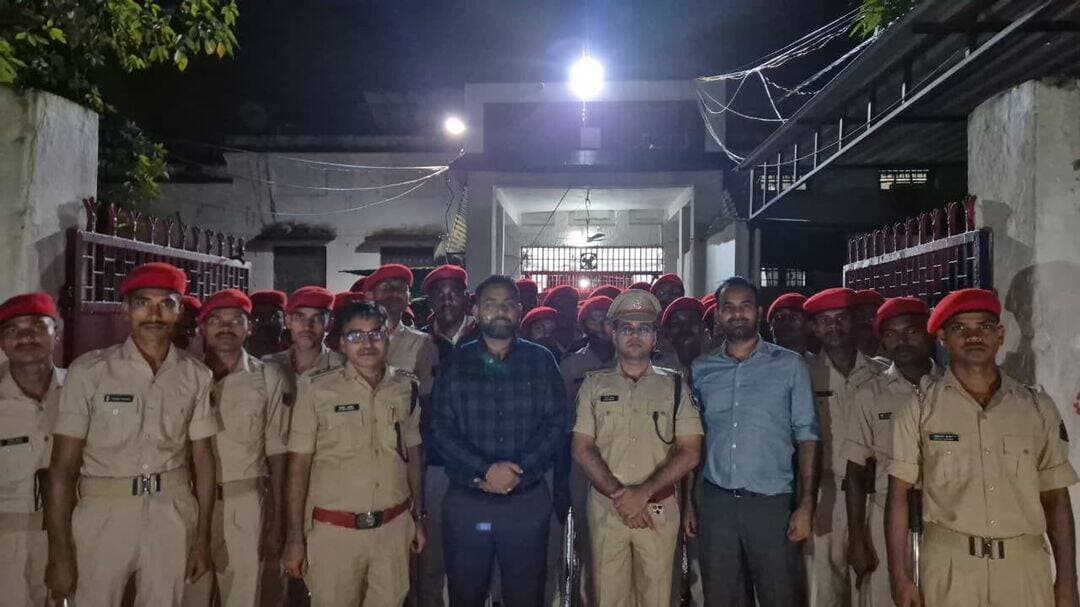 मोतिहारी जेल में देर रात डीएम-एसपी की छापेमारी
पूर्वी चंपारण जिला प्रशासन द्वारा सुरक्षा व्यवस्था को लेकर मोतिहारी केंद्रीय कारा में देर रात औचक छापेमारी की गई। इस कार्रवाई का नेतृत्व जिलाधिकारी और पुलिस अधीक्षक ने किया, जिसमें नगर आयुक्त, एसडीपीओ और बड़ी संख्या में पुलिस बल के जवान शामिल थे। करीब 2 घंटे तक चले इस सघन तलाशी अभियान के दौरान जेल के सभी वार्डों और परिसरों की बारीकी से जांच की गई, हालांकि जांच के दौरान किसी भी प्रकार की आपत्तिजनक सामग्री बरामद नहीं हुई।
Information & Public Relations Department, Government of Bihar Motihari Police Samrat Choudhary CMO Bihar
