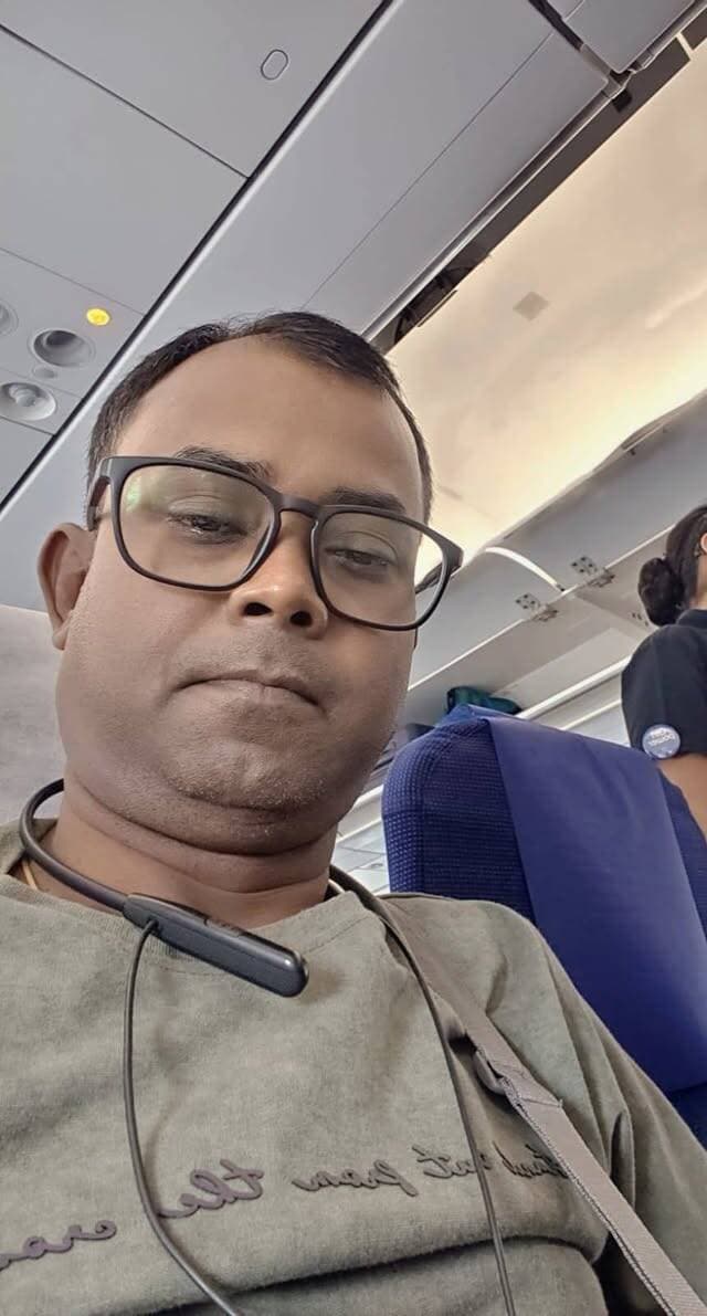 सुपौल के प्रतिष्ठित अखबार हिन्दुस्तान के प्रख्यात एवं वरिष्ठ पत्रकार नवीन कुमार भाई ने लगभग 16 वर्षों तक एक ही बैनर के साथ अपनी पत्रकारिता की एक शानदार और यादगार पारी निभाई। आज एक पुराने अध्याय का समापन हुआ है और एक नए युग की शुरुआत हुई है। वक्त बदलता है, दौर बदलता है, लेकिन अनुभव और मेहनत की पहचान हमेशा कायम रहती है।
नवीन कुमार भाई को नए बैनर, नई सोच और नई शुरुआत के लिए दिल की गहराइयों से ढेर सारी शुभकामनाएं एवं बधाई। ईश्वर से कामना है कि आपकी नई पारी पहले से भी अधिक सफल, शानदार और उपलब्धियों से भरी हो। नई पहचान के साथ नई ऊंचाइयों को छुएं। नए सफर के लिए बहुत-बहुत मुबारकबाद!