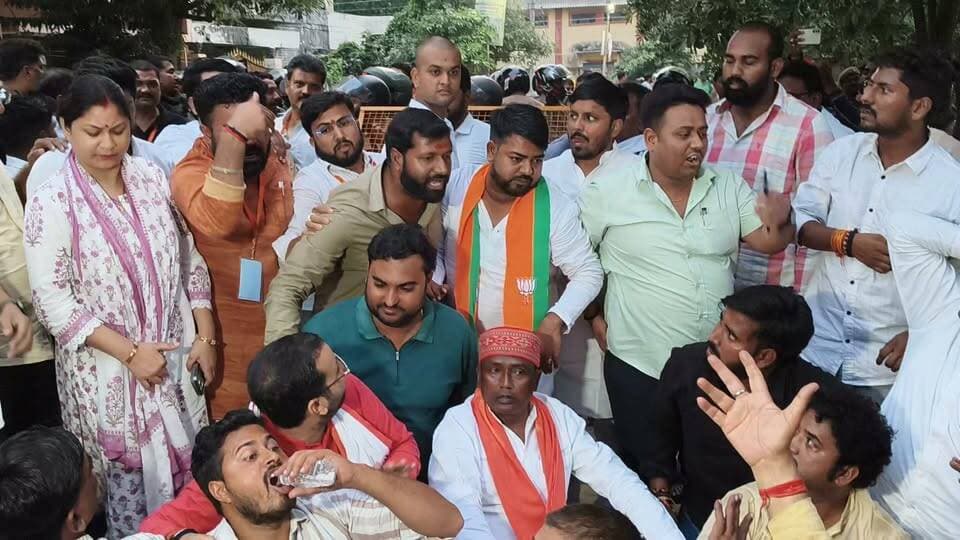 ये तस्वीर पहाड़िया काउंटिंग सेंटर के बाहर की है, रामसकल पटेल धरने पर बैठे हुए हैं कोई बताएगा कि रामसकल पटेल किस पार्टी के जिलाध्यक्ष हैं, अगर ये बीजेपी के हैं तो बीजेपी क्यों प्रवेक्षक के खिलाफ हंगामे की घटना से नकार रही है..?